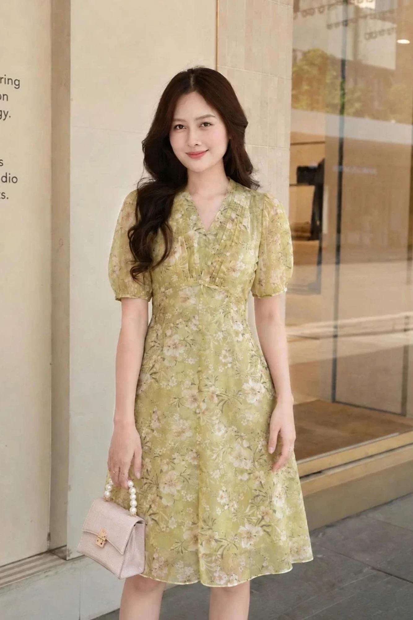 Đầm A ngắn tay cổ tim 