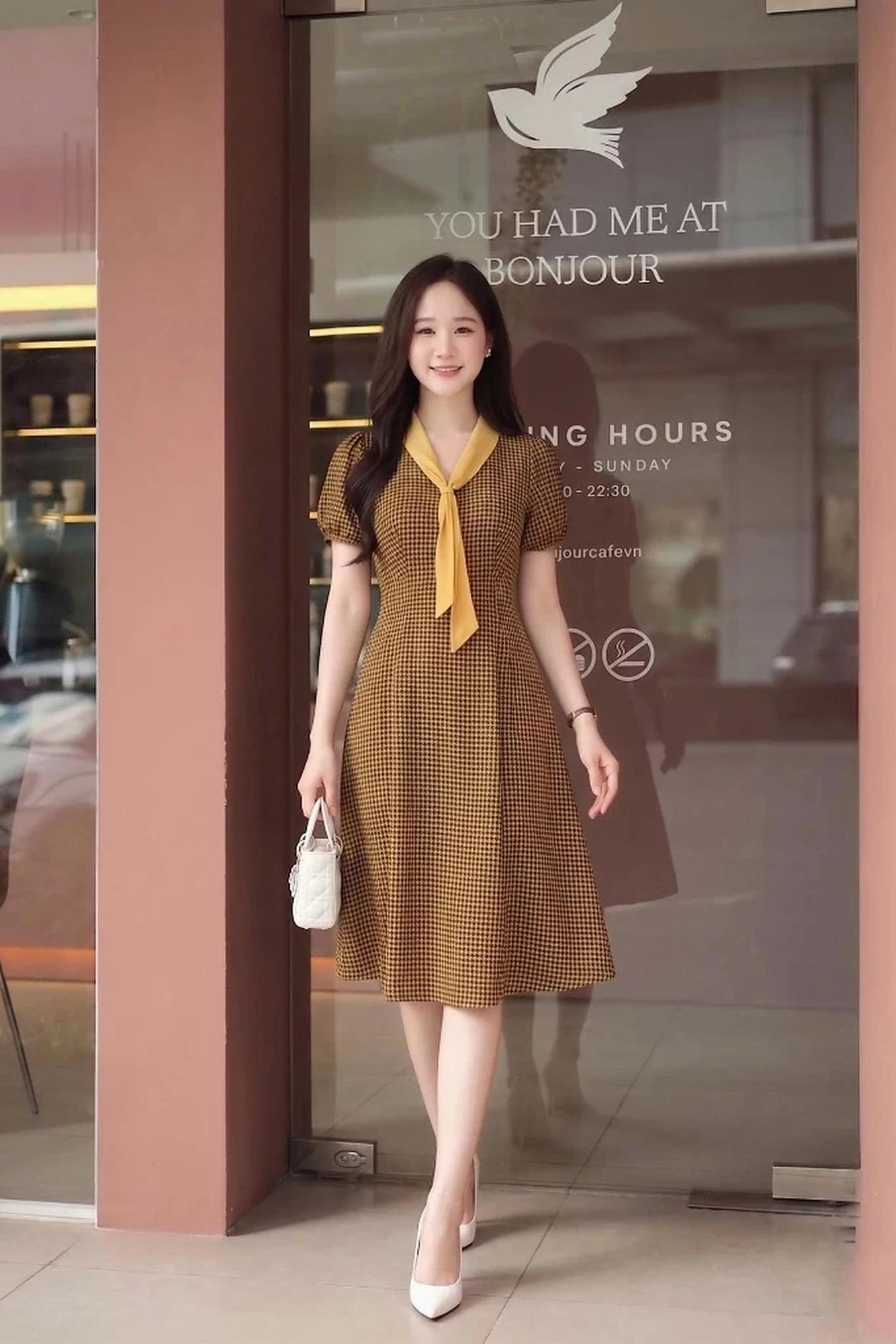 Đầm chiffon họa tiết thiết kế cổ nơ