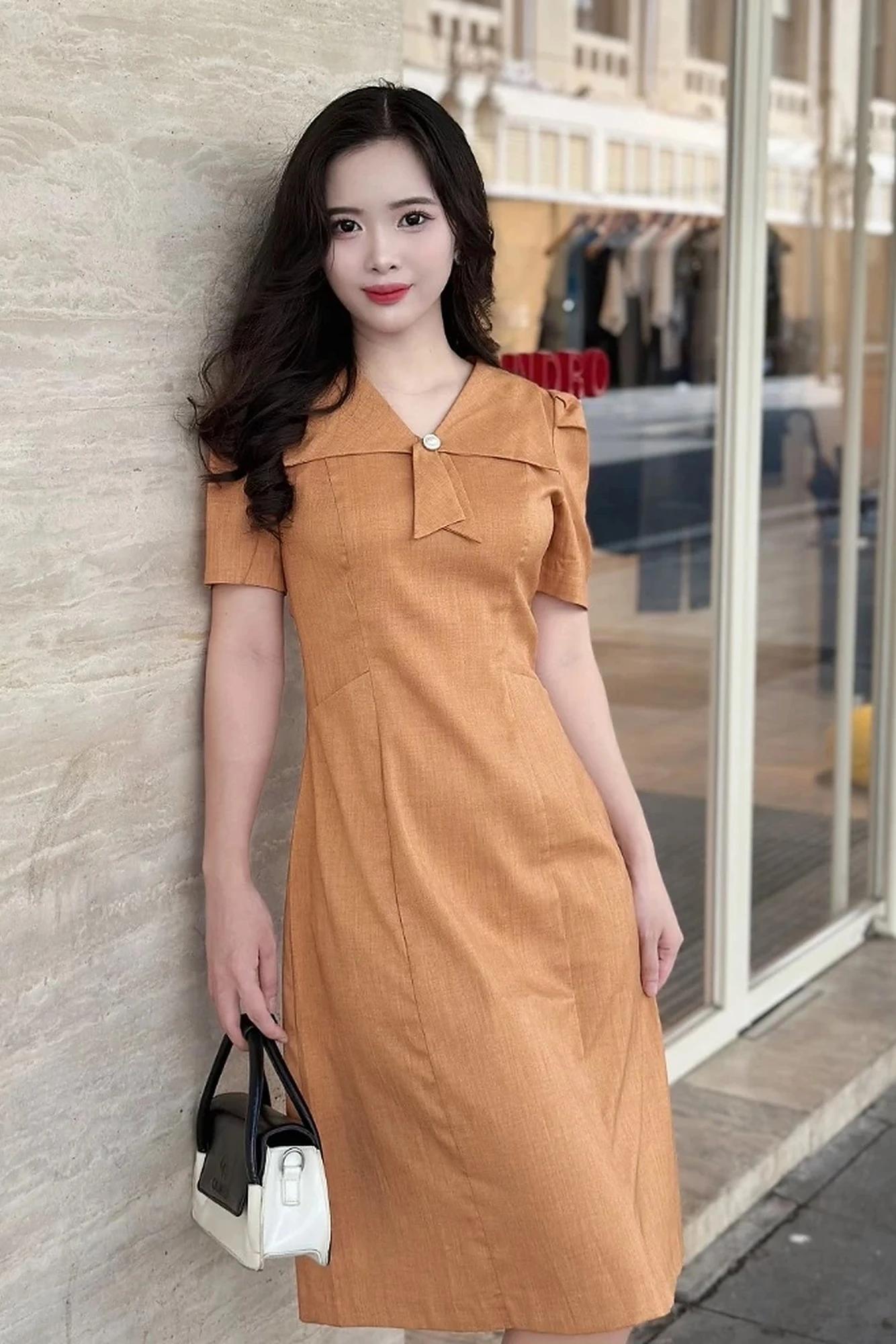 Đầm nữ thiết kế dáng xoè nhẹ, cổ nơ đính cúc nữ tính – ảnh 1
