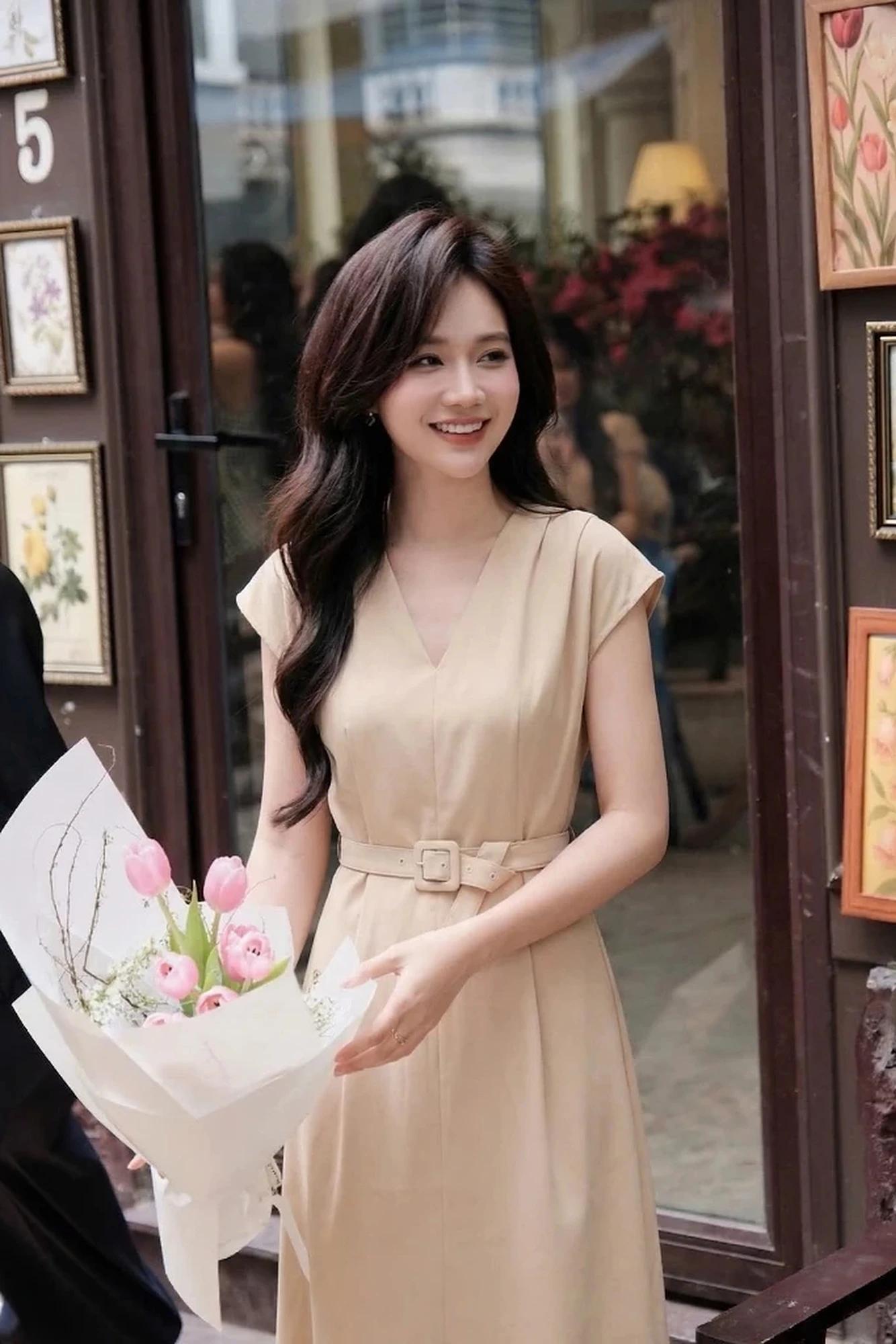 Đầm suông A công sở thiết kế vai chờm cổ V – ảnh 2