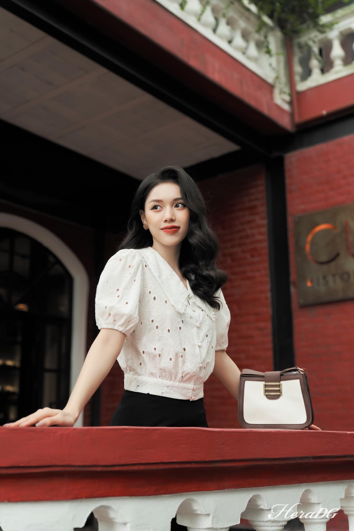 Áo kiểu thêu cổ V