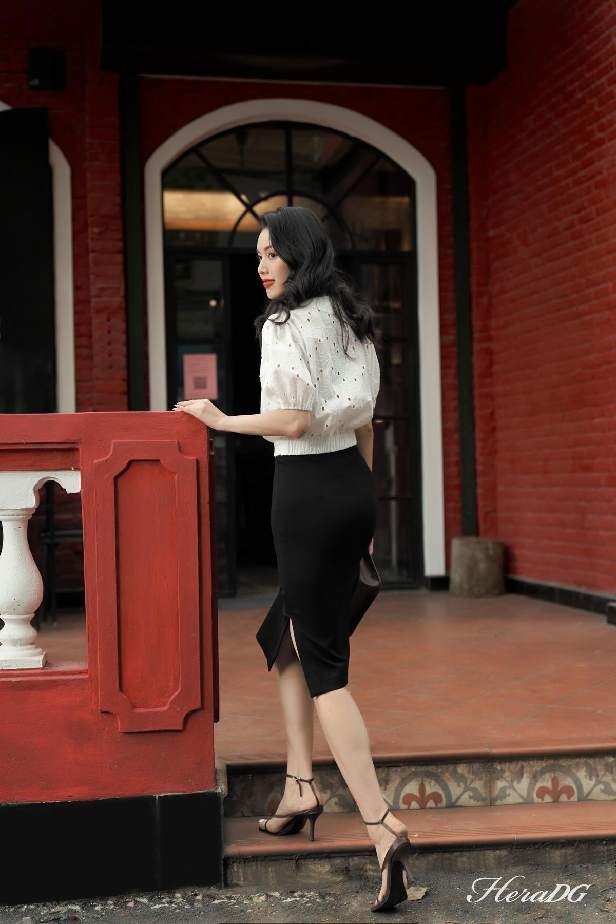 Áo kiểu thêu cổ V