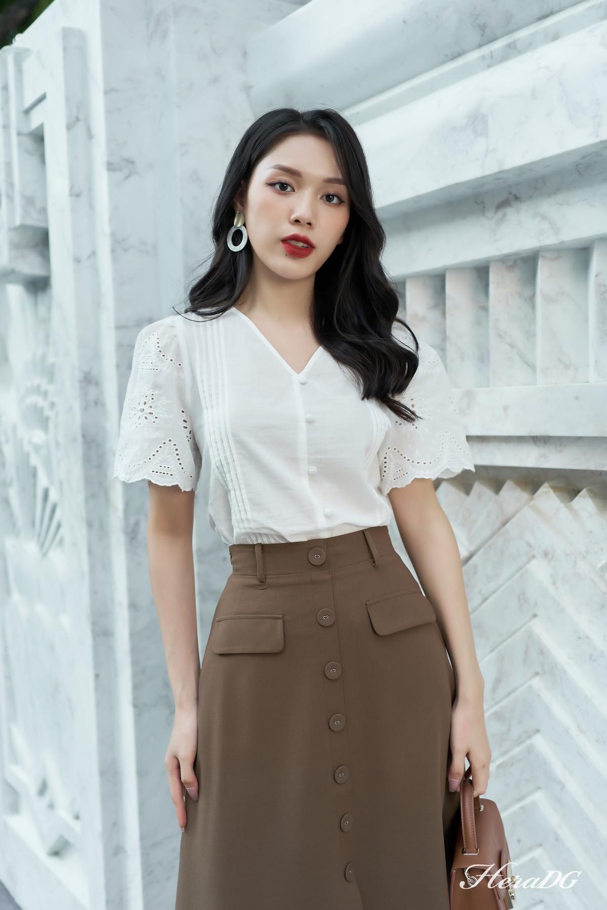 Áo suông thêu xếp ly ngực