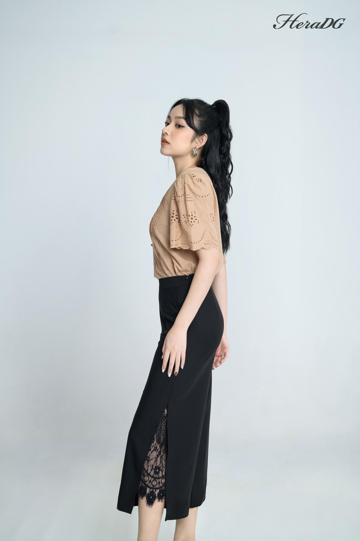Áo suông thêu xếp ly ngực