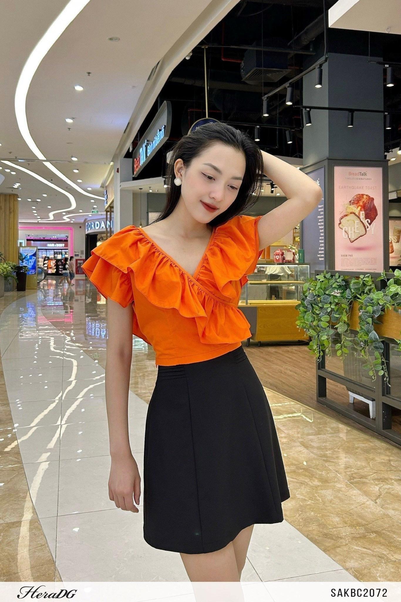 Áo croptop cổ bèo chồng