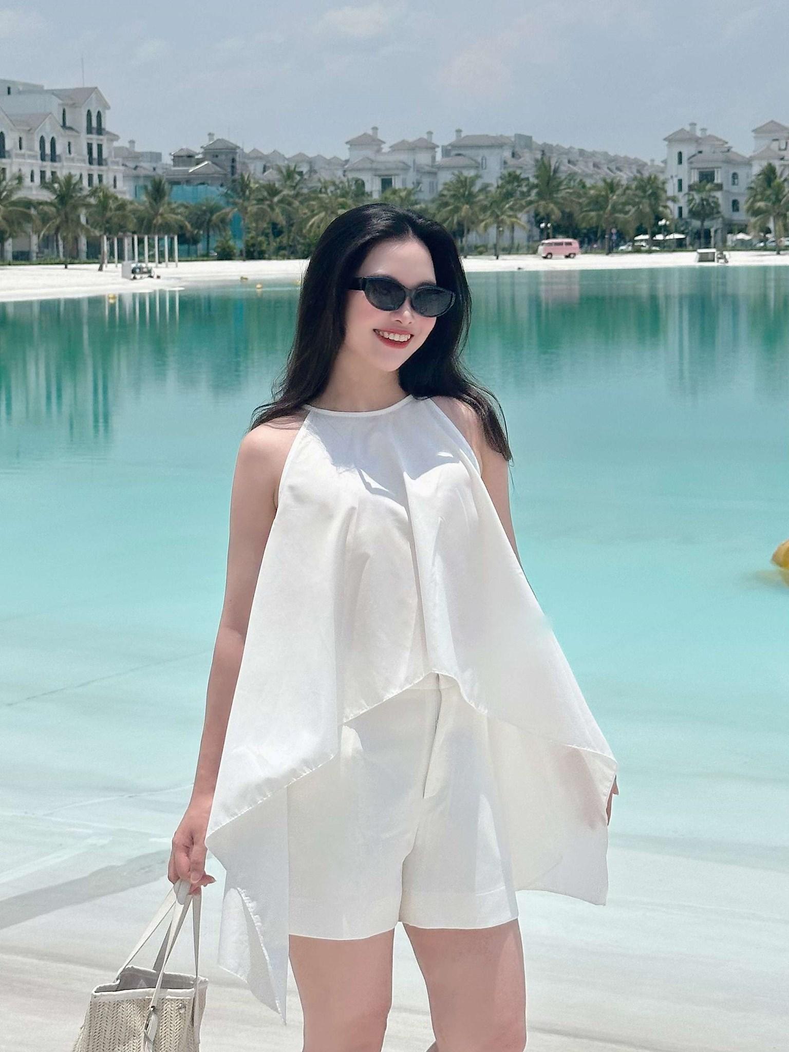 Áo kiểu dáng yếm bèo đổ