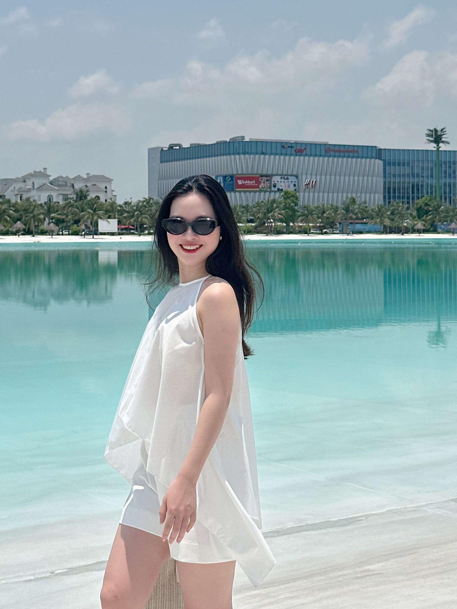 Áo kiểu dáng yếm bèo đổ