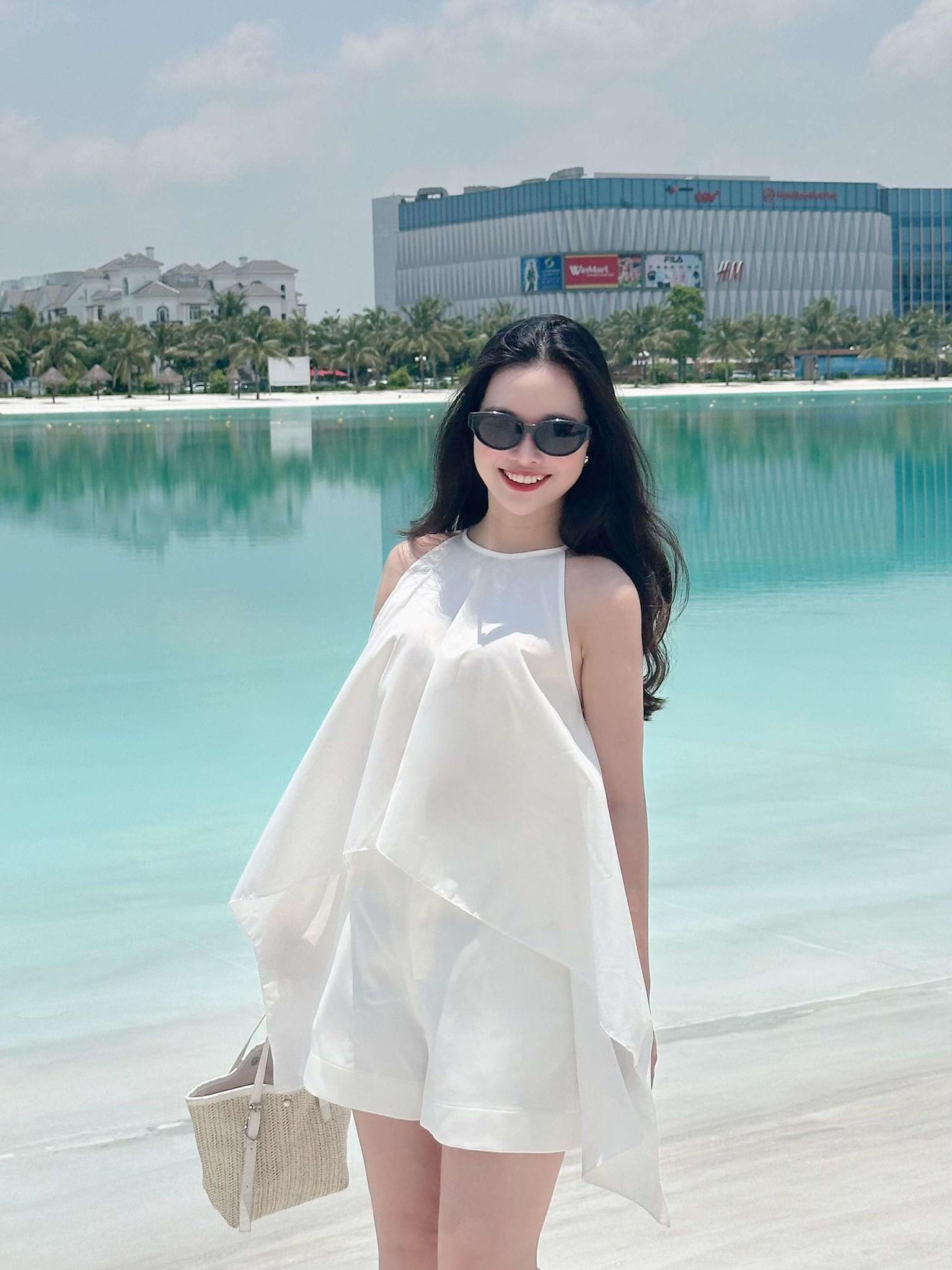 Áo kiểu dáng yếm bèo đổ