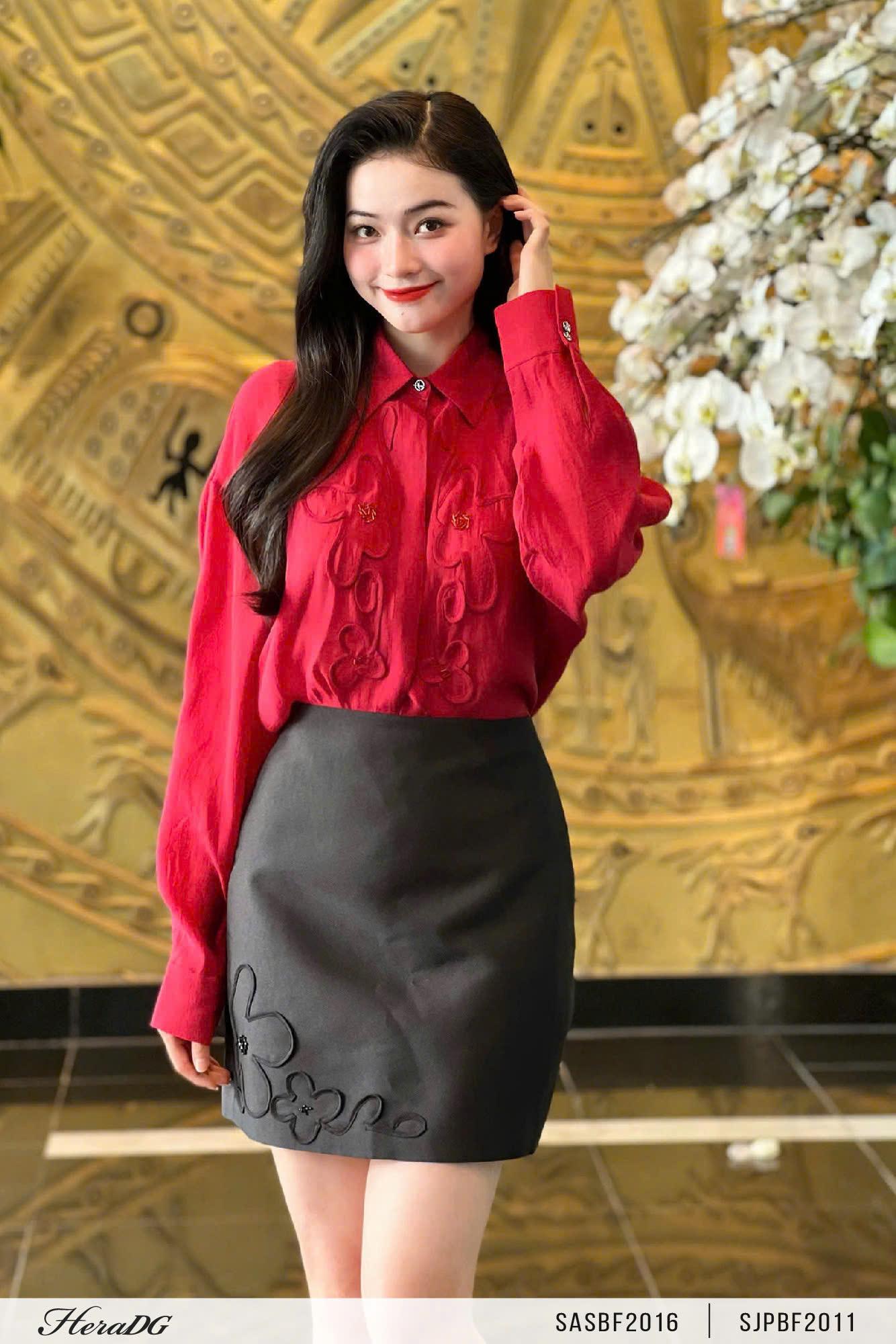 Áo sơ mi đính hoa