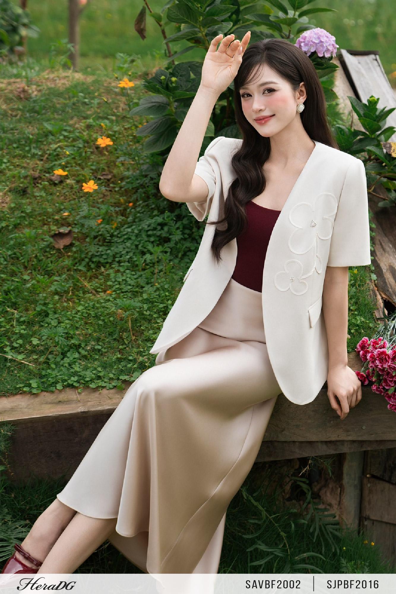 Áo blazer hoa nổi tay cộc