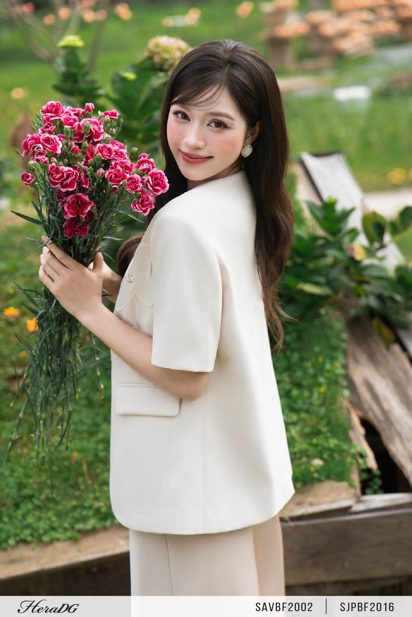 Áo blazer hoa nổi tay cộc