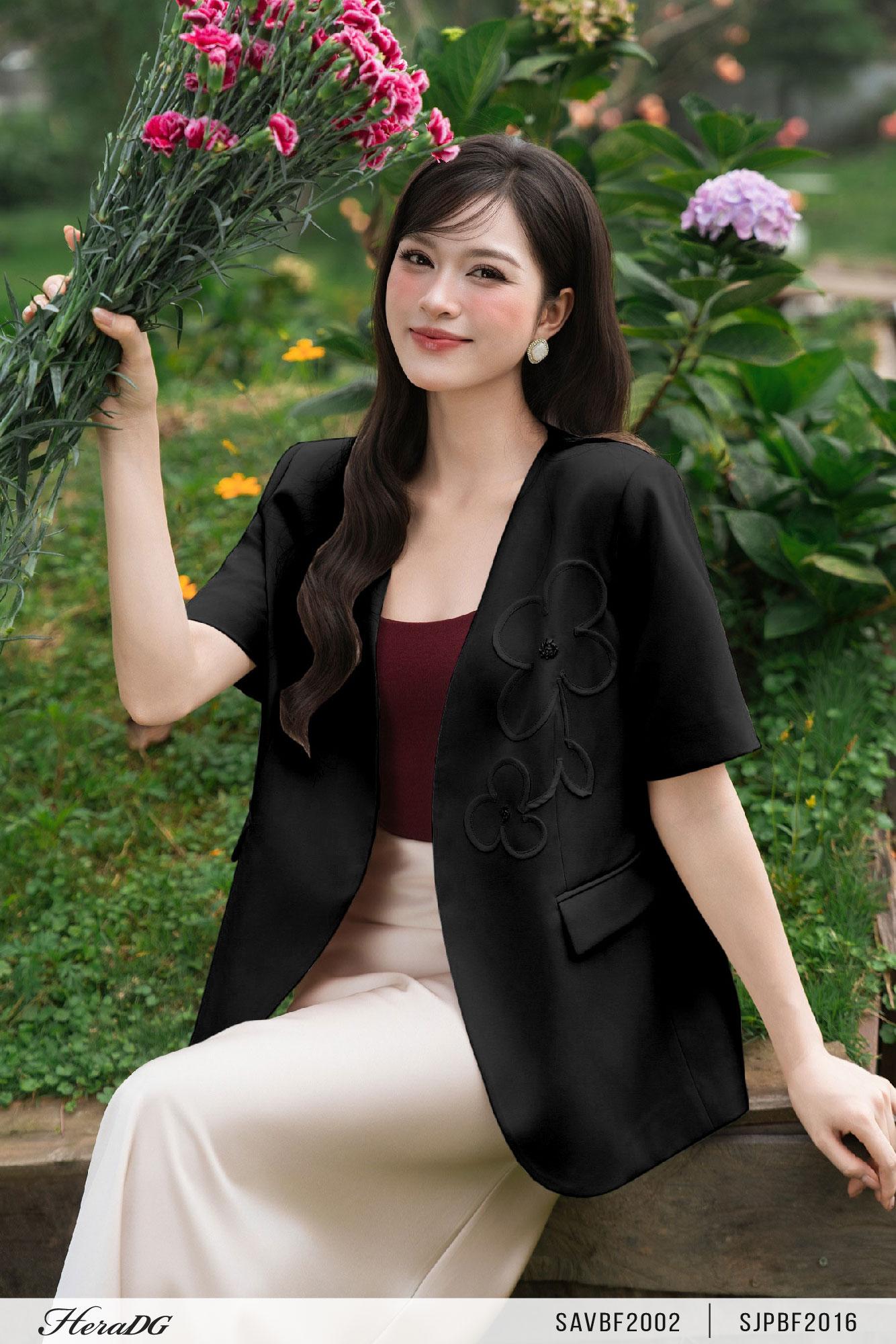 Áo blazer hoa nổi tay cộc