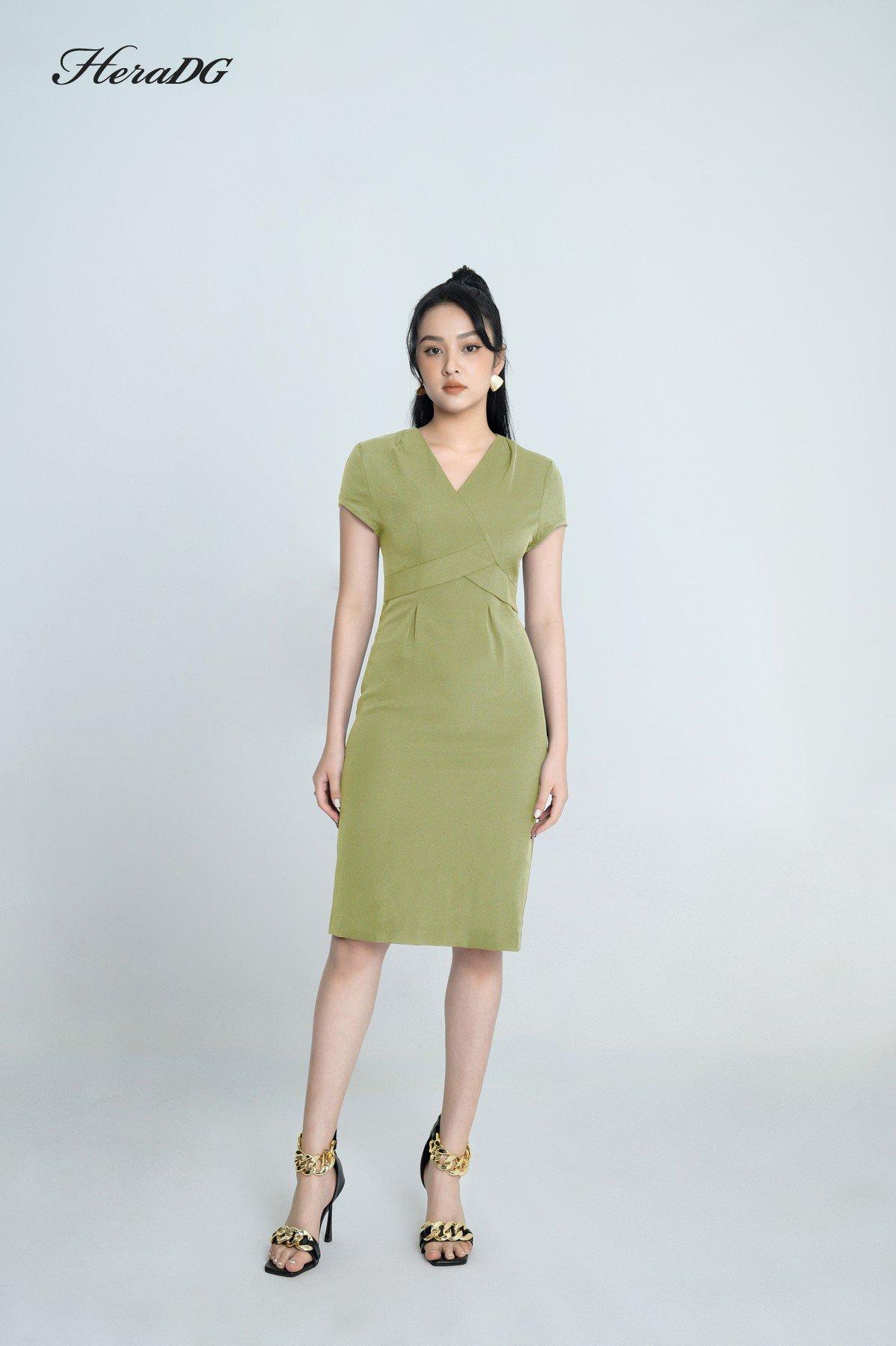 Đầm ôm cổ V xếp ly vai – ảnh 5