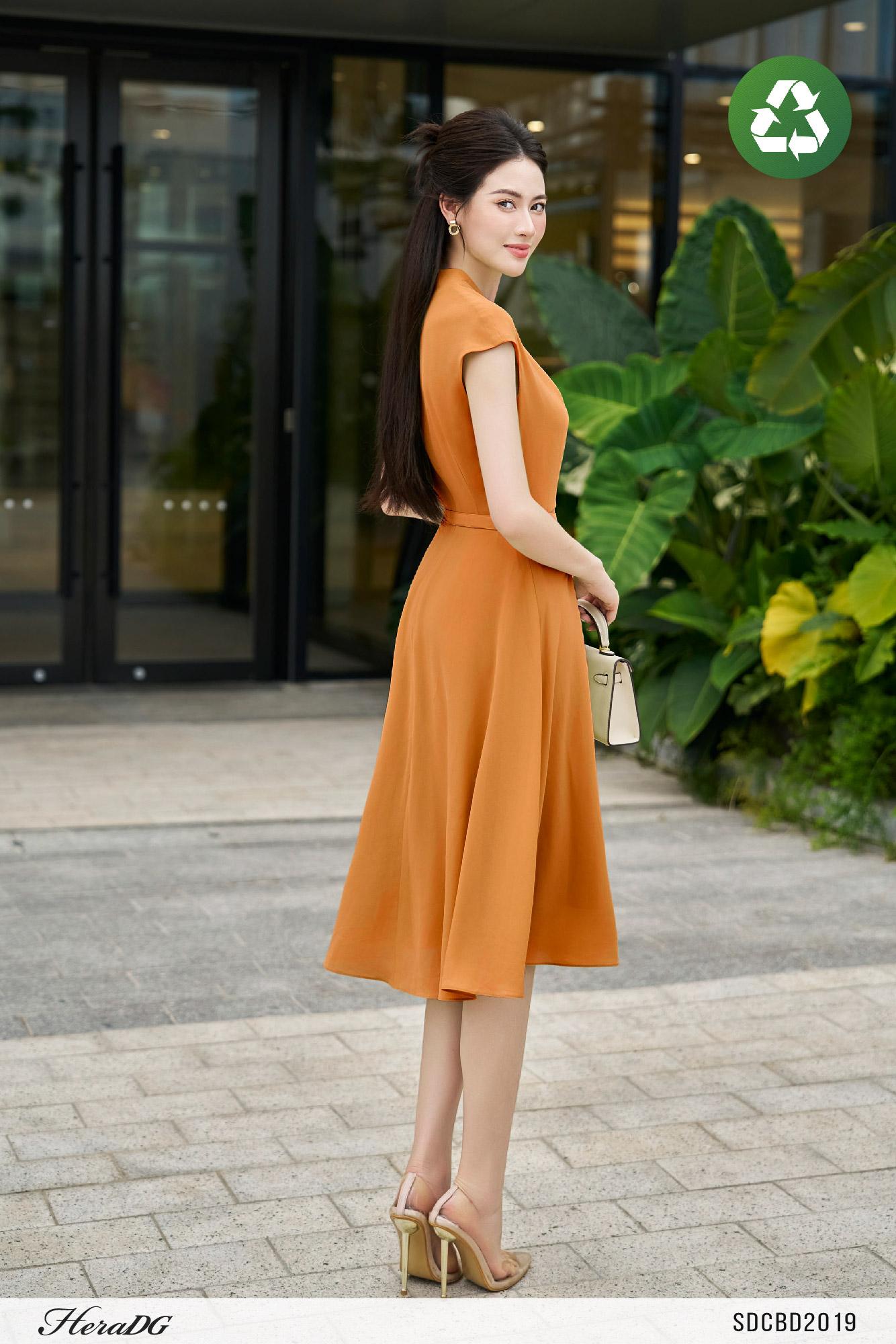 Đầm xoè cổ V tay chờm