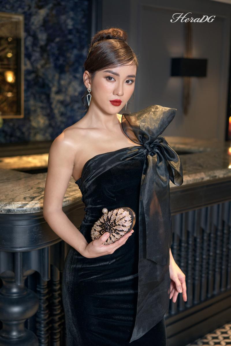 Đầm nhung ôm nơ vai