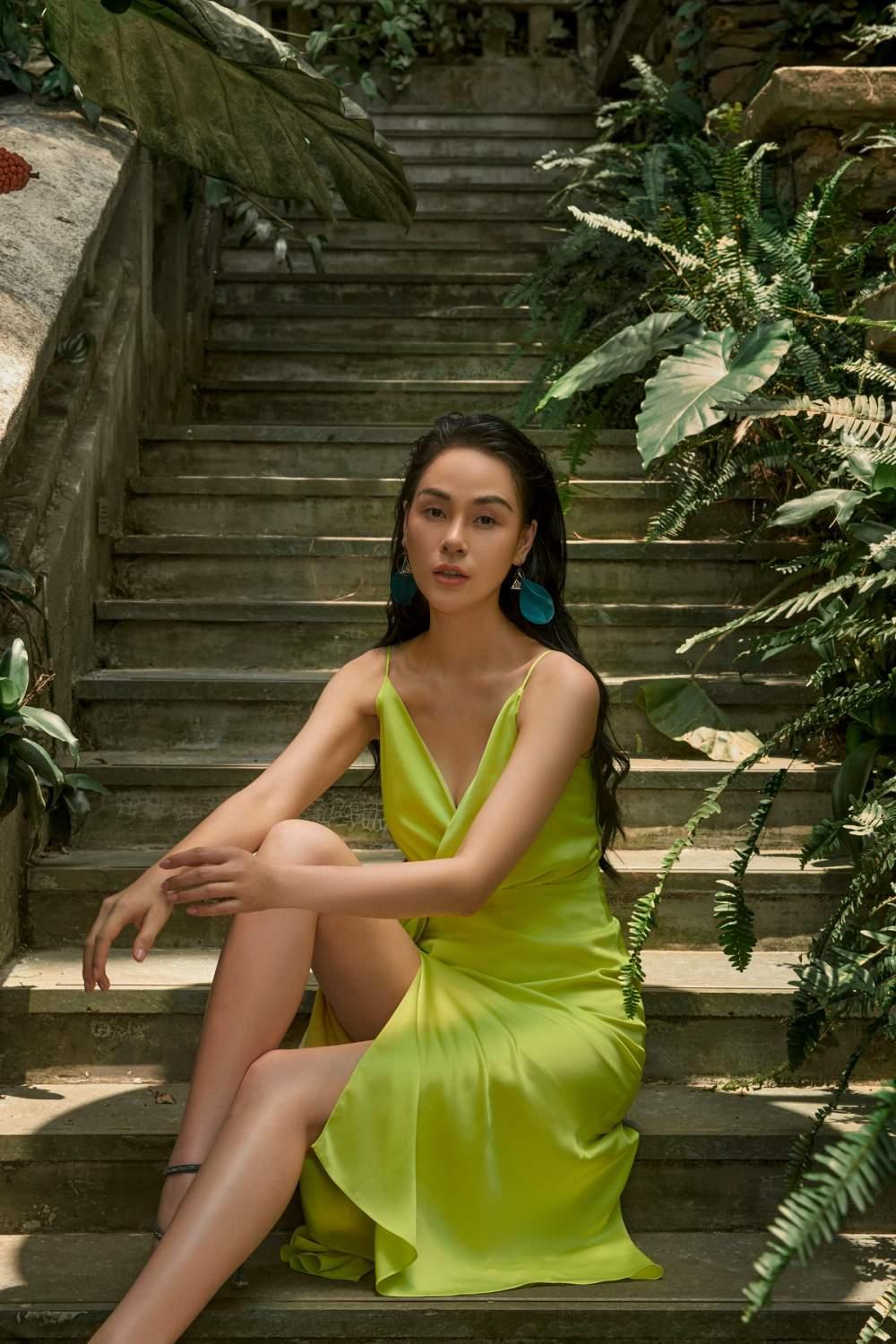 Đầm dây cổ V