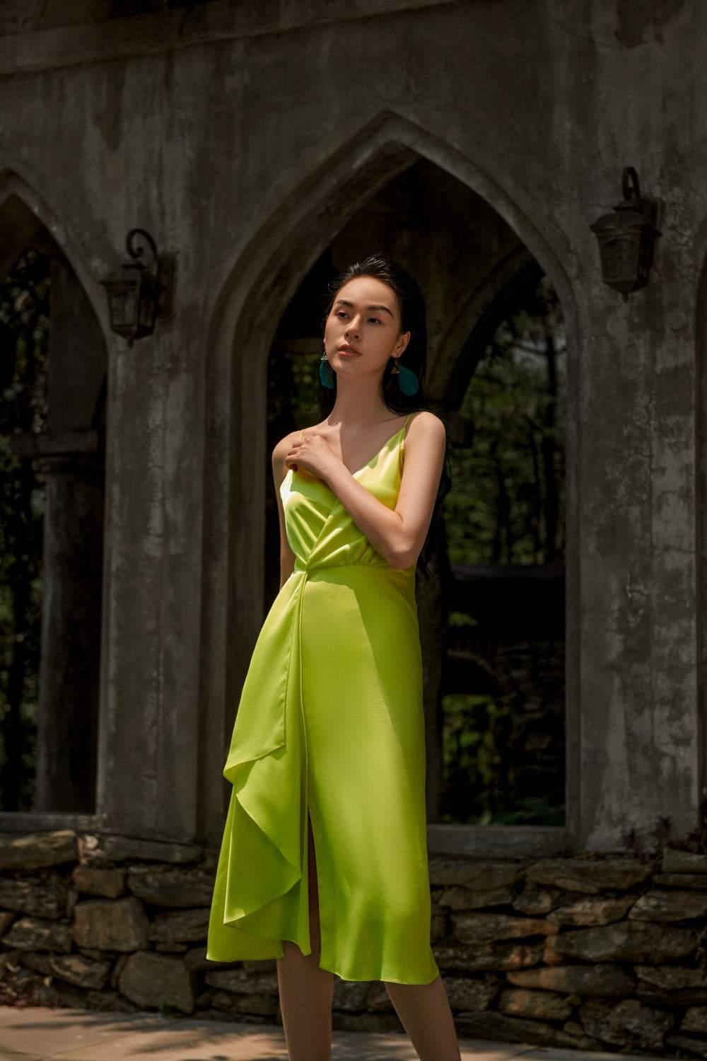 Đầm dây cổ V