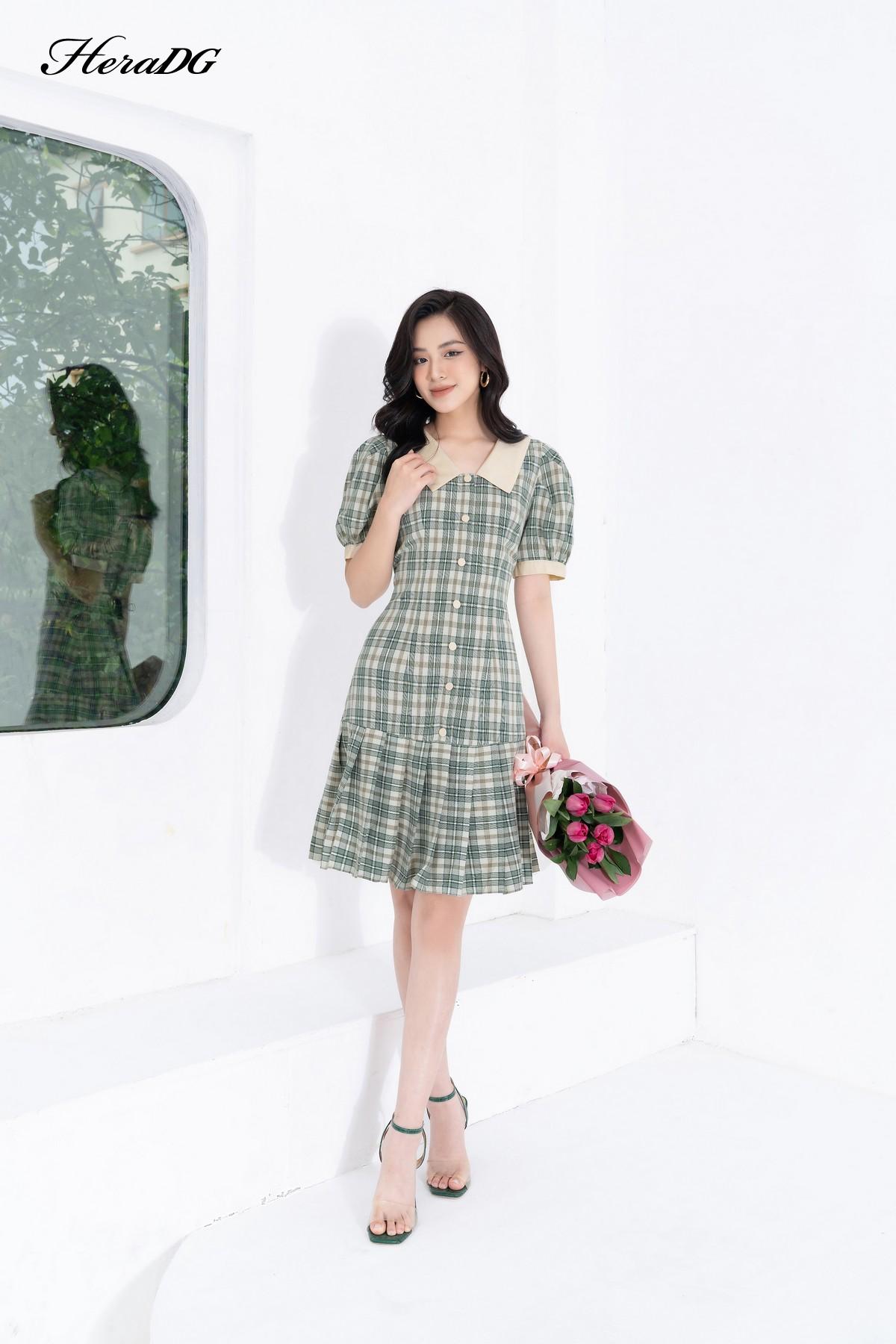 Đầm ôm A cổ phối