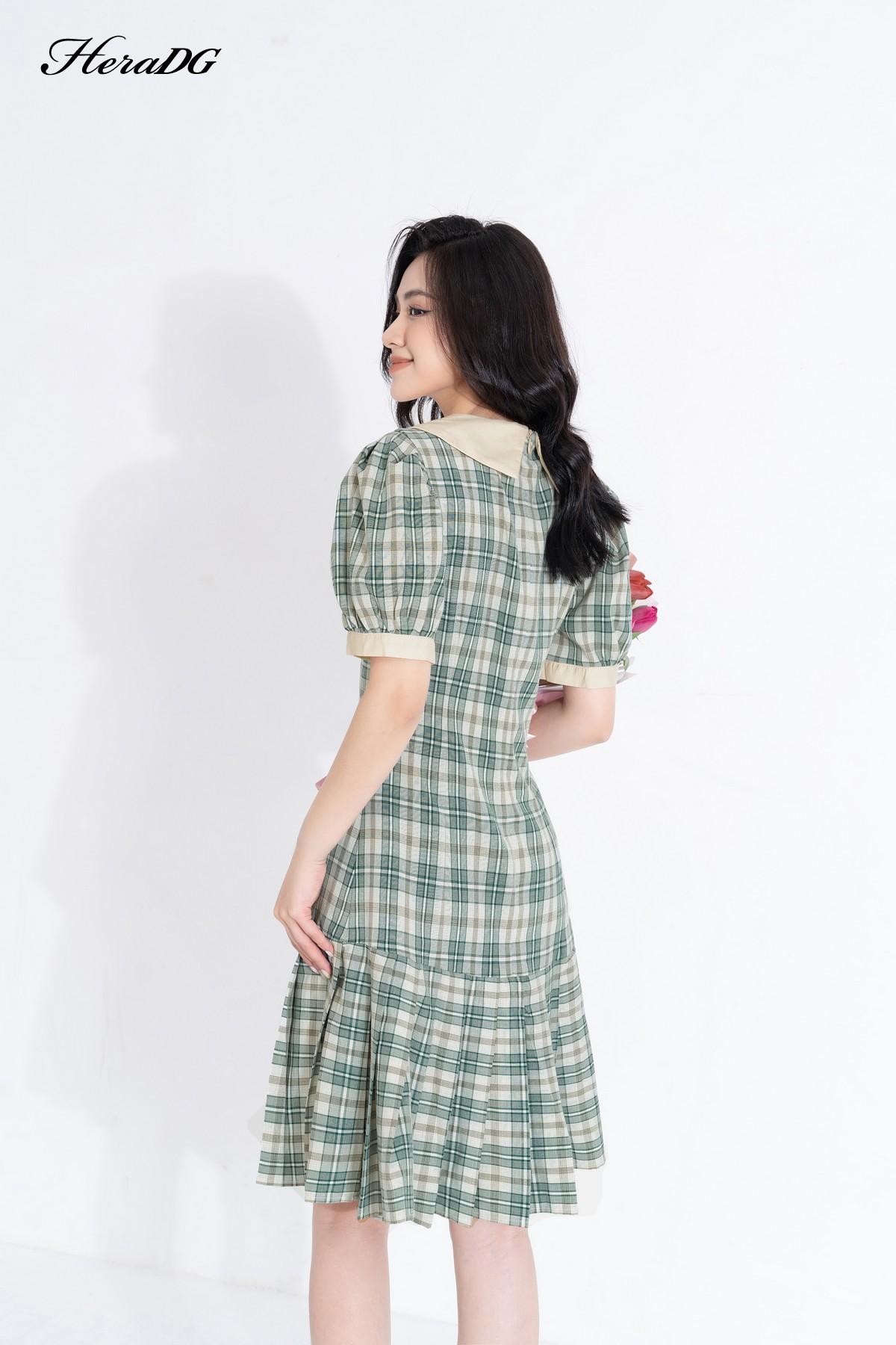 Đầm ôm A cổ phối