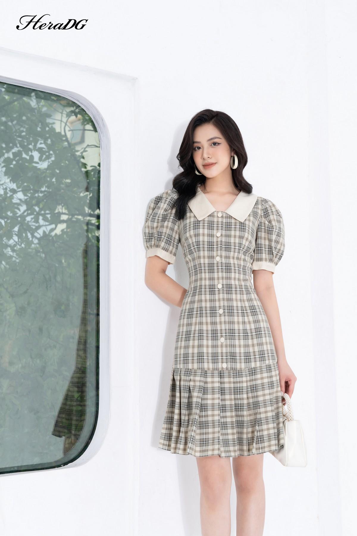 Đầm ôm A cổ phối
