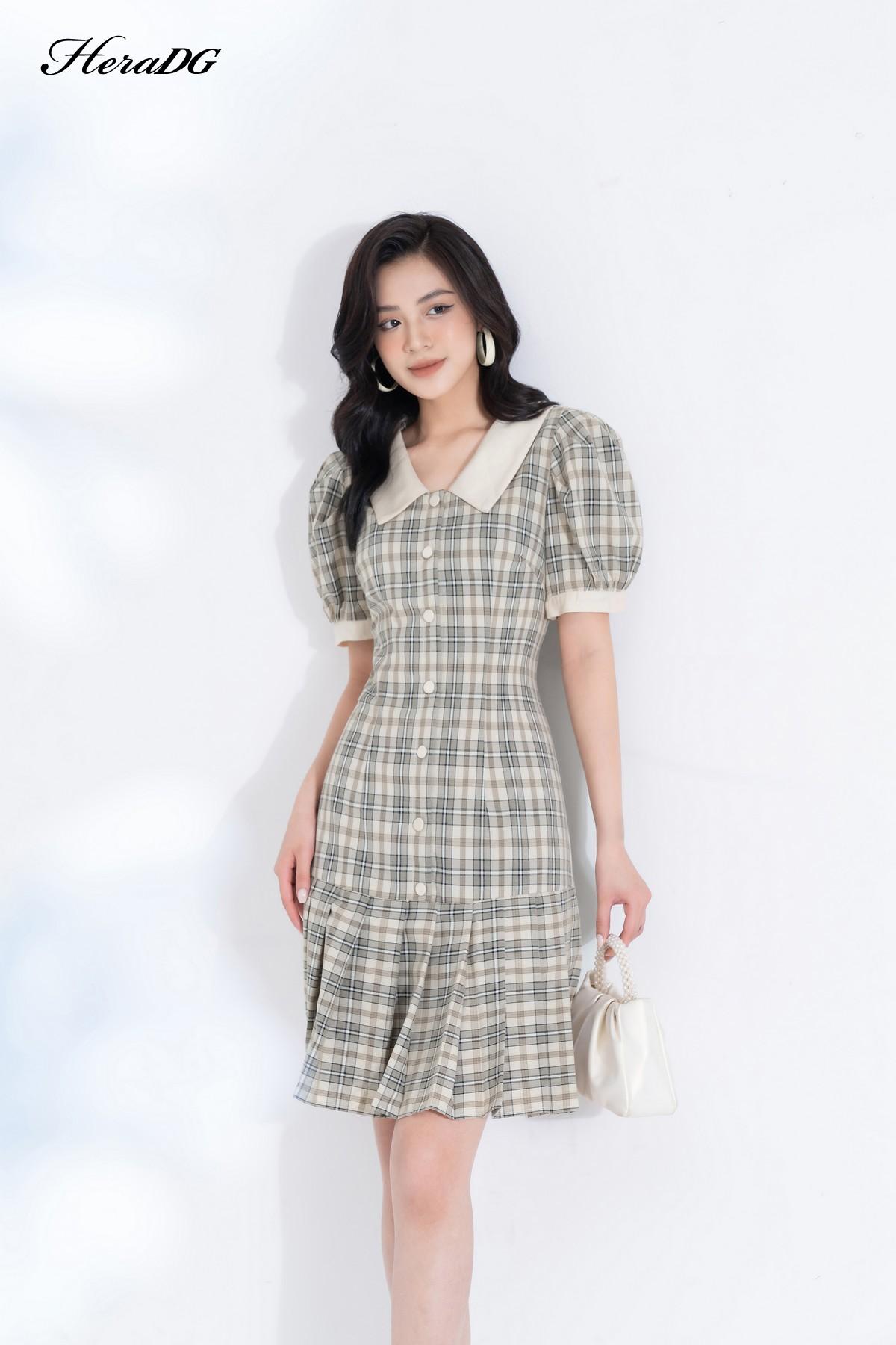 Đầm ôm A cổ phối