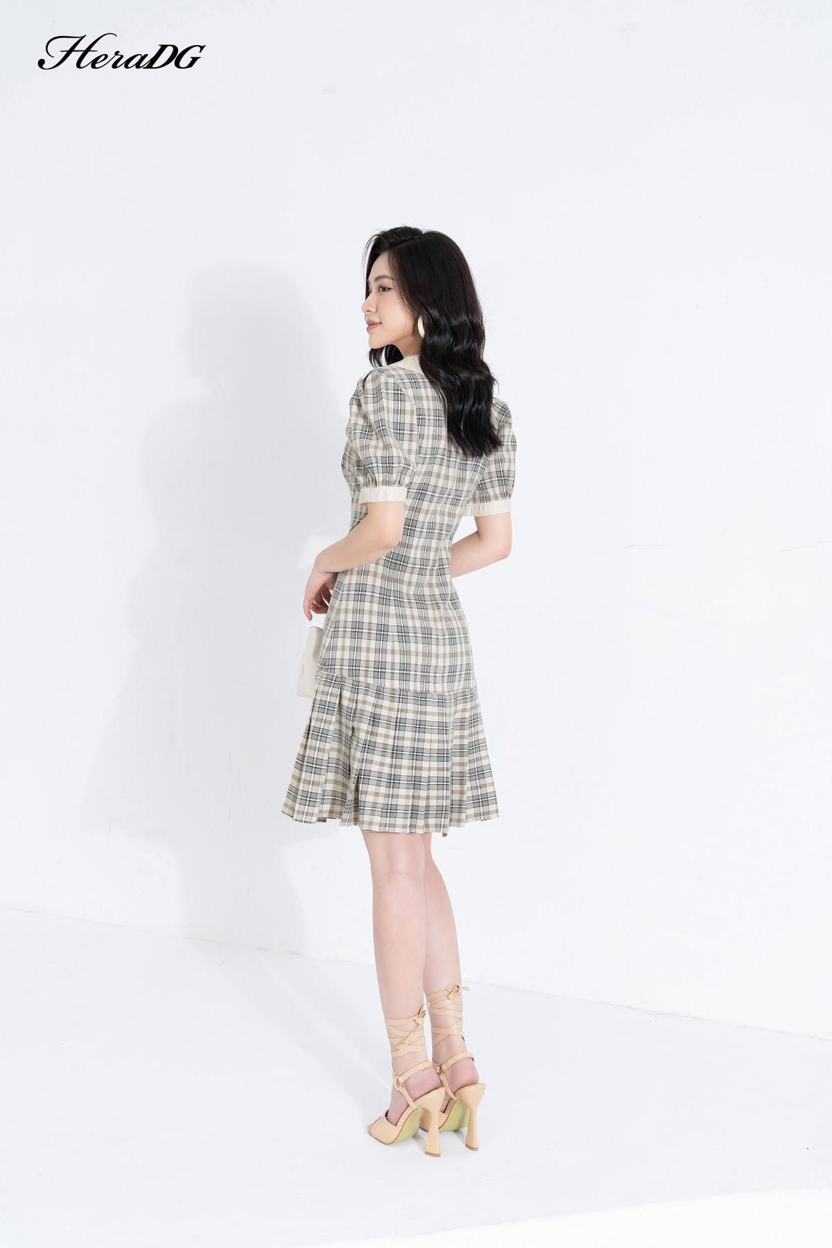 Đầm ôm A cổ phối