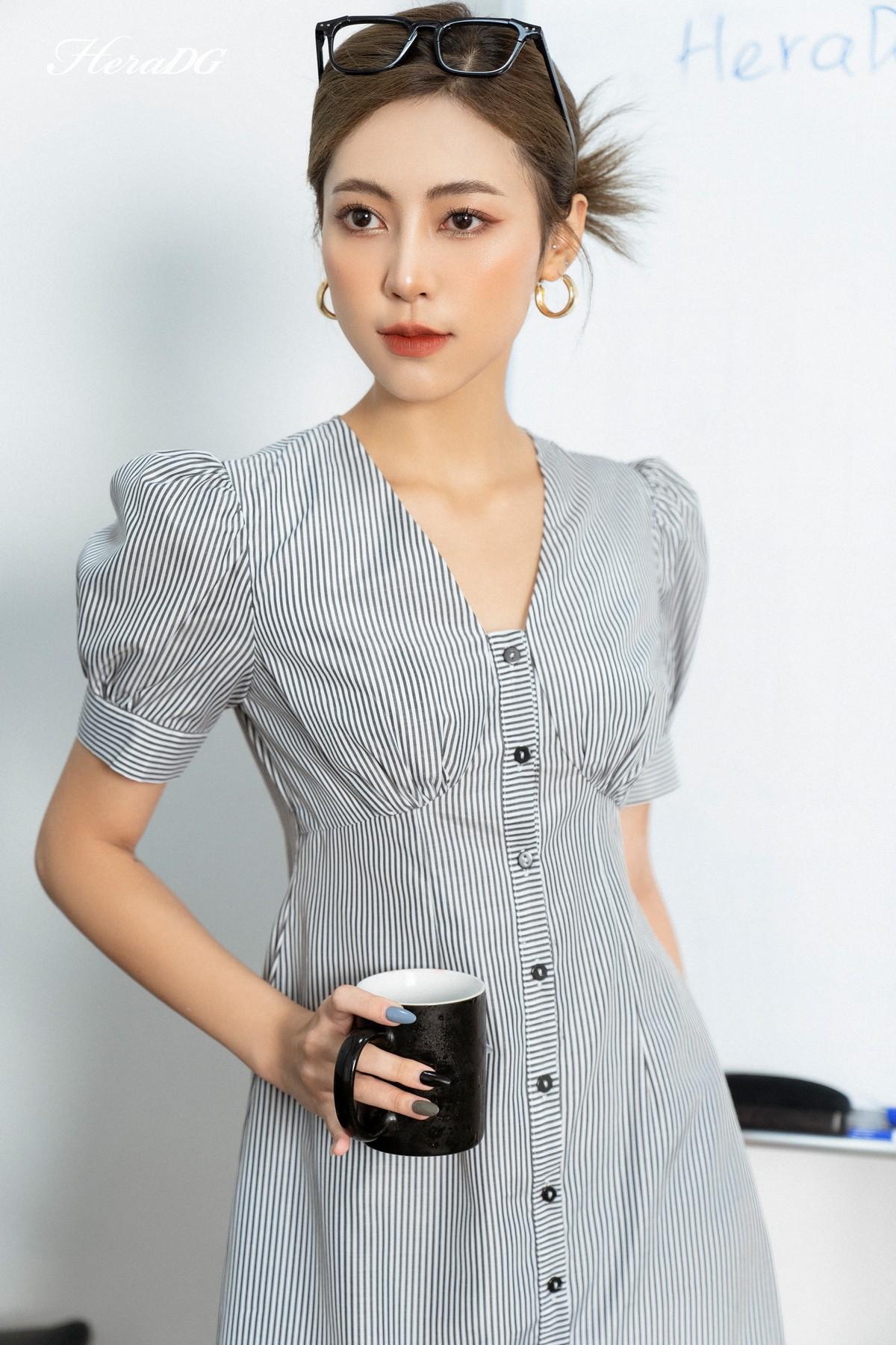Đầm cổ V, cắt chân ngực