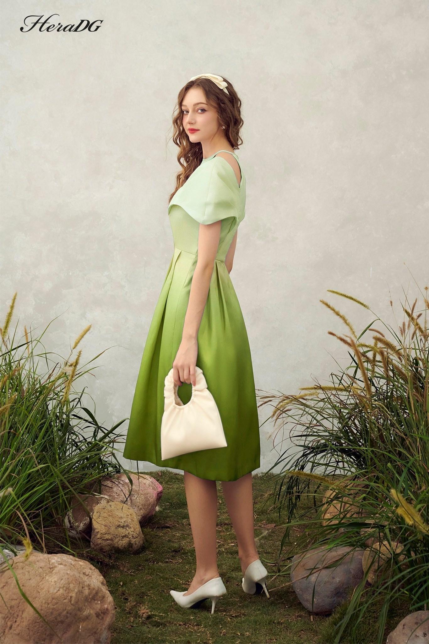 Đầm xoè cổ yếm