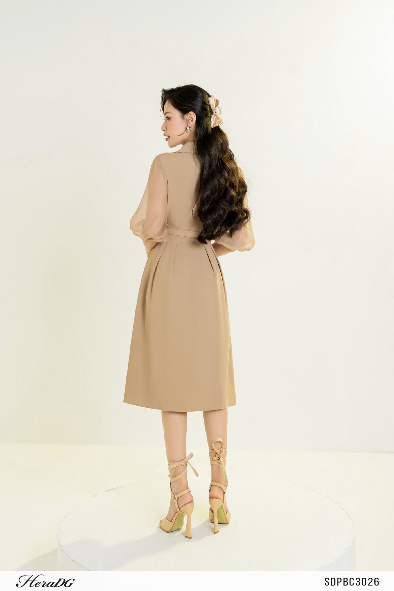Đầm xoè tay lỡ, cổ đức