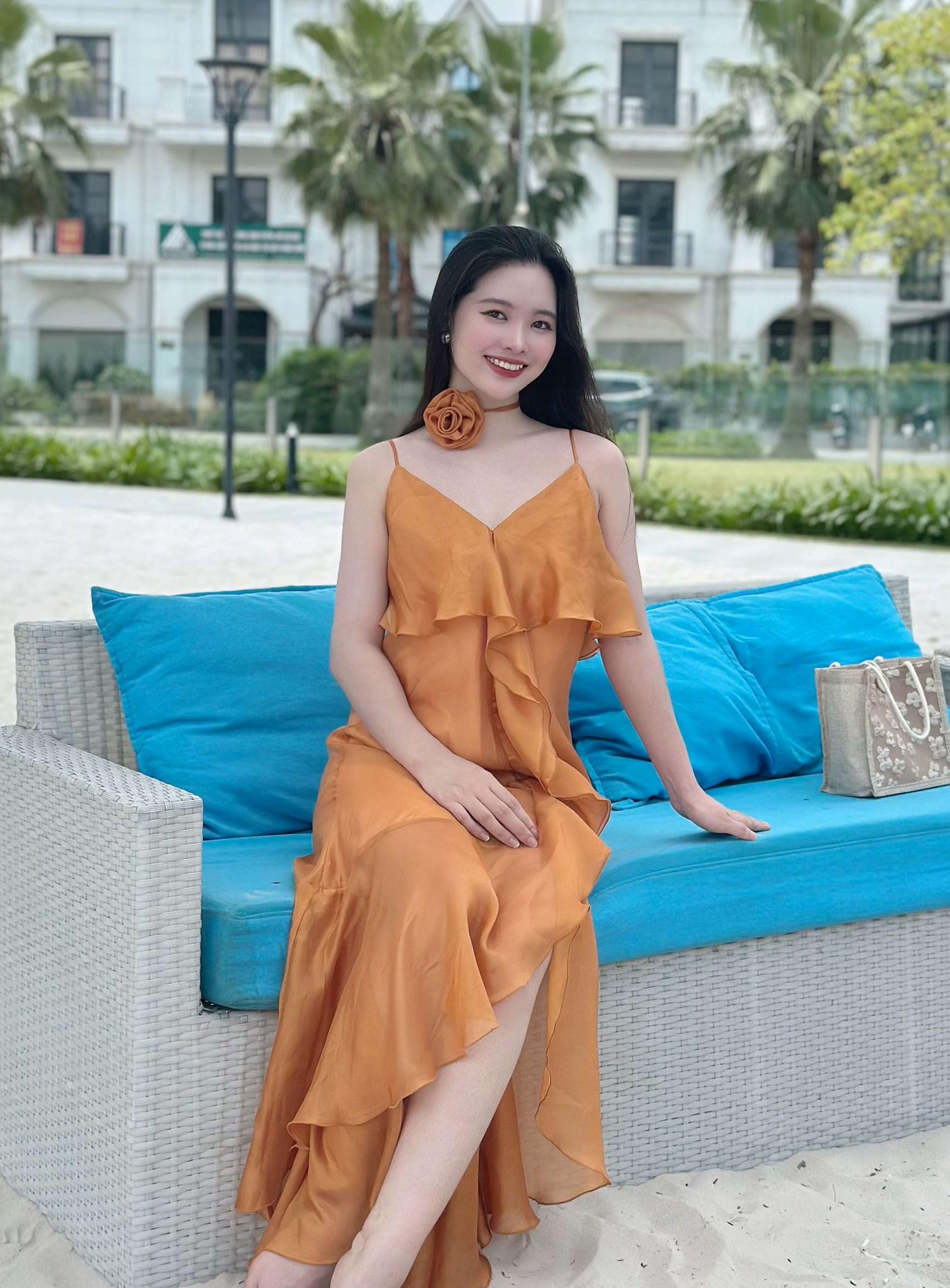 Đầm suông bèo đổ có hoa buộc cổ