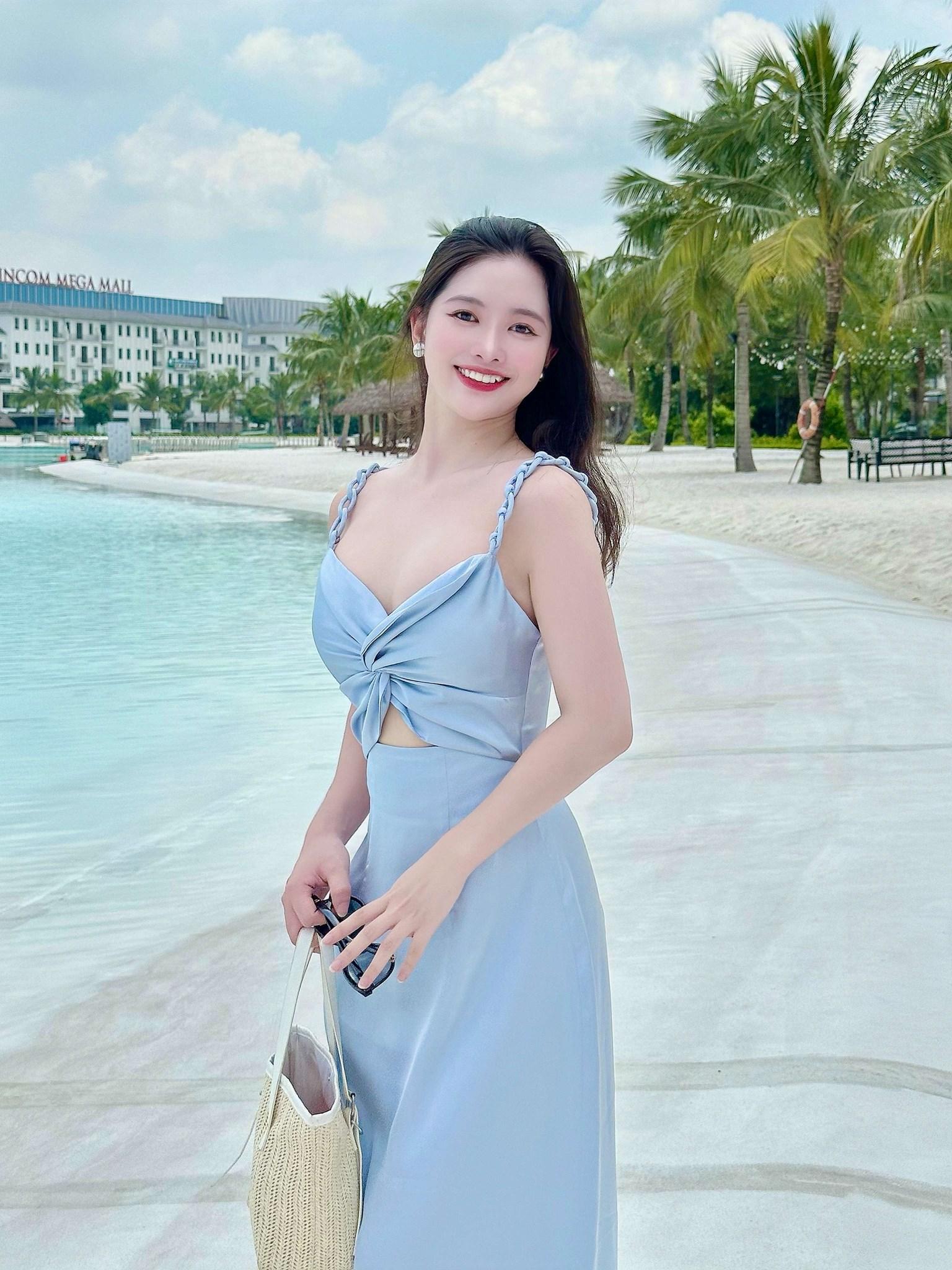 Đầm hai dây xoắn ngực