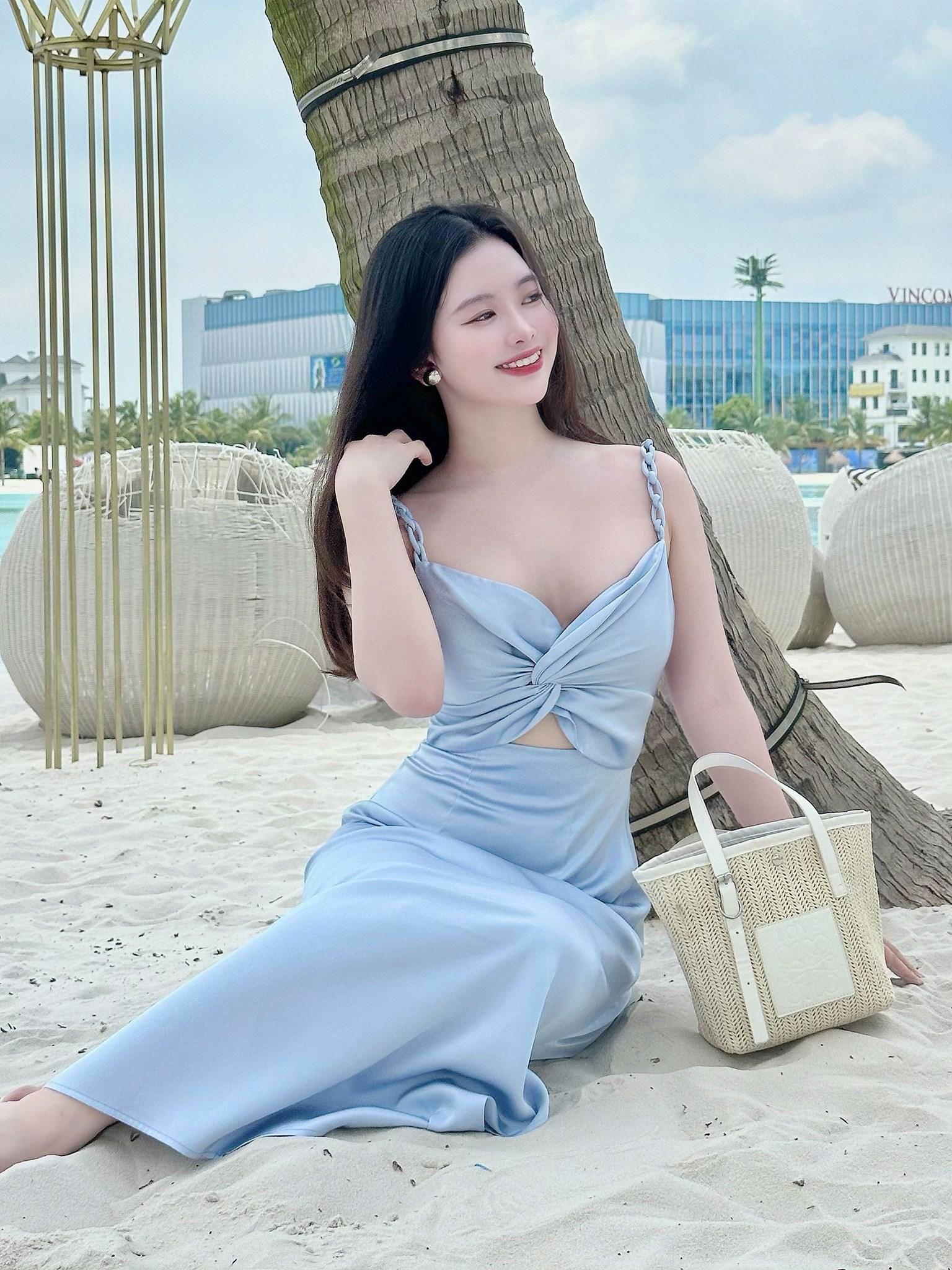 Đầm hai dây xoắn ngực
