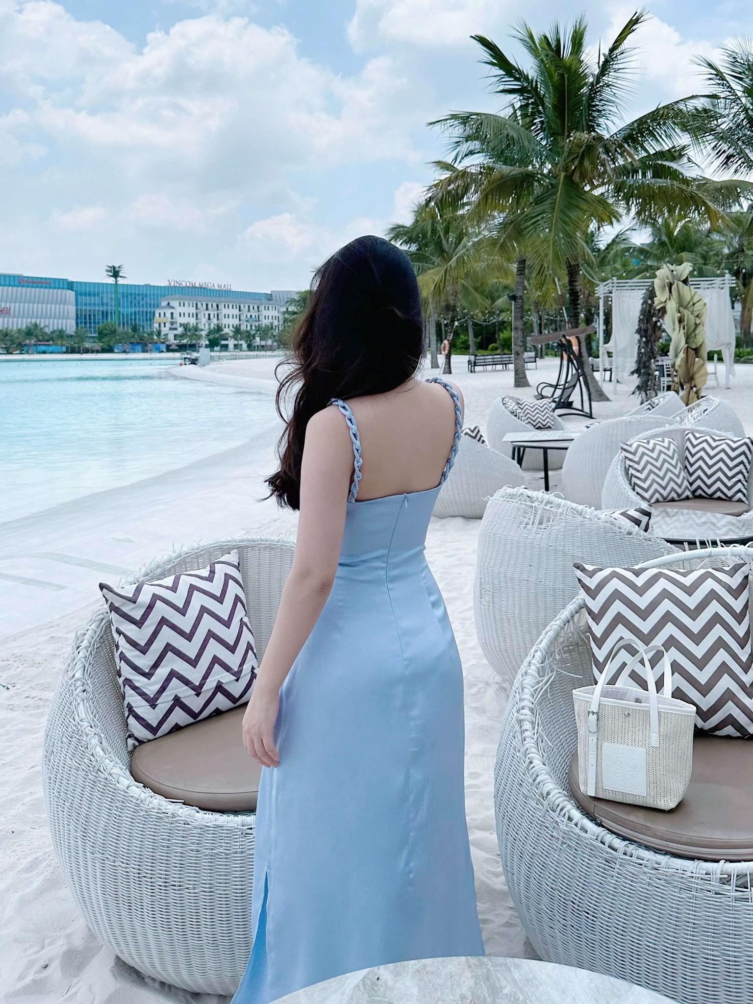 Đầm hai dây xoắn ngực