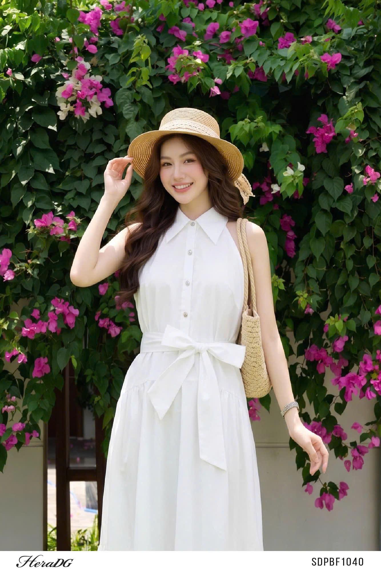 Đầm xòe cổ yếm, eo buộc nơ