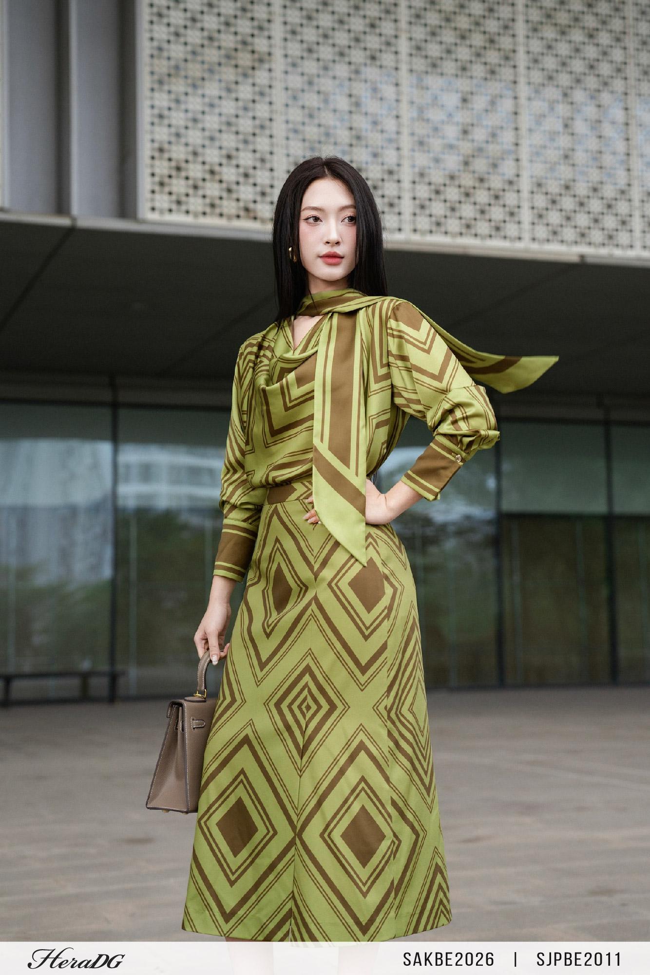 Chân váy suông xẻ đùi