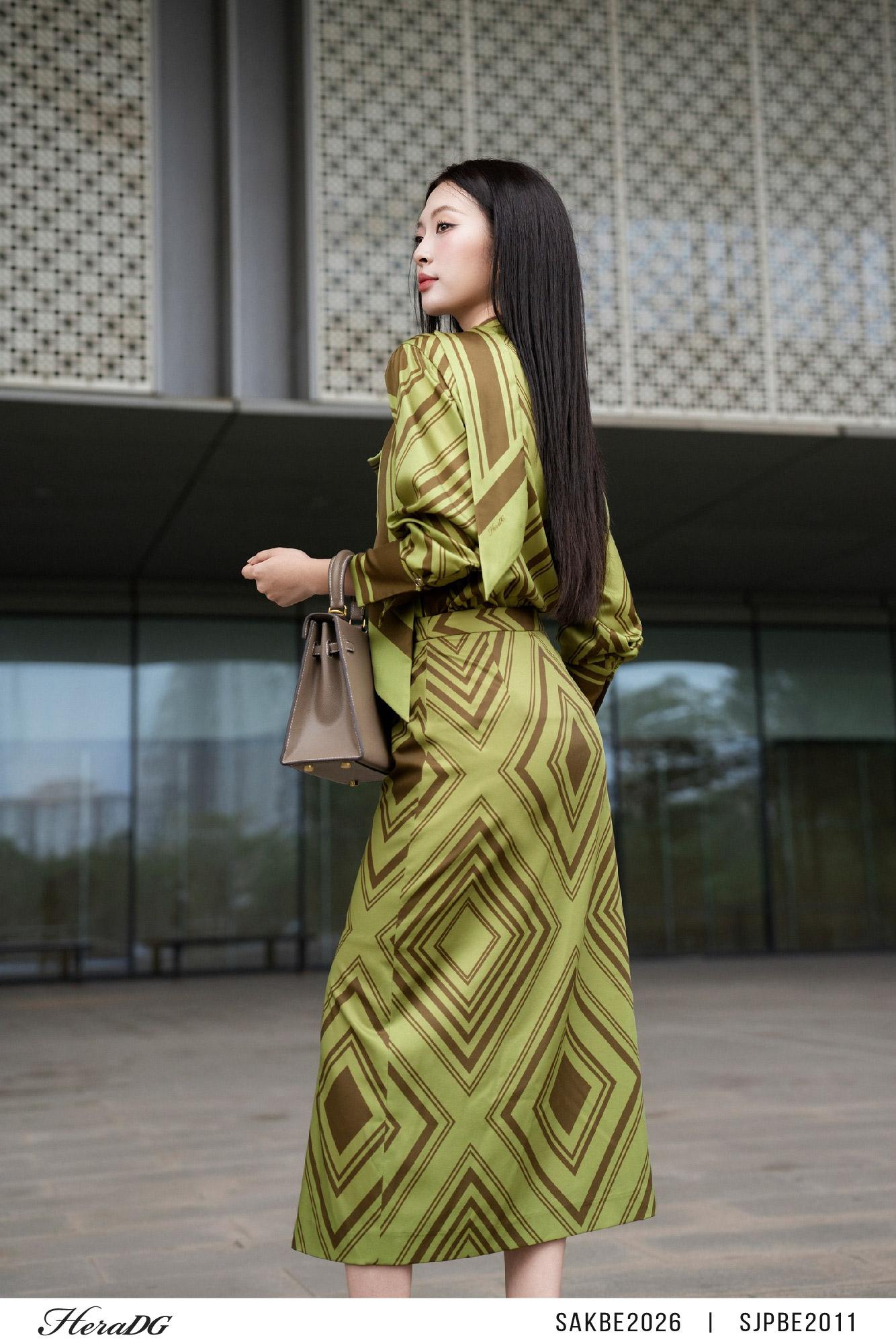 Chân váy suông xẻ đùi