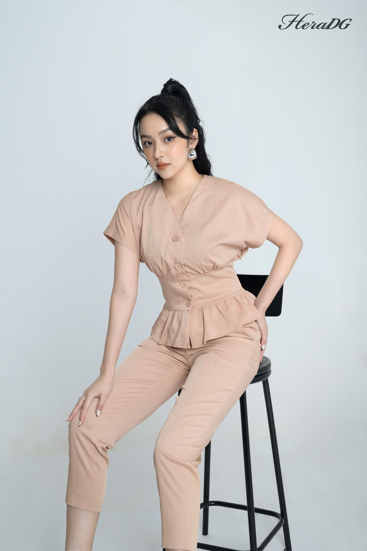 Áo cổ V nhún chân ngực và eo