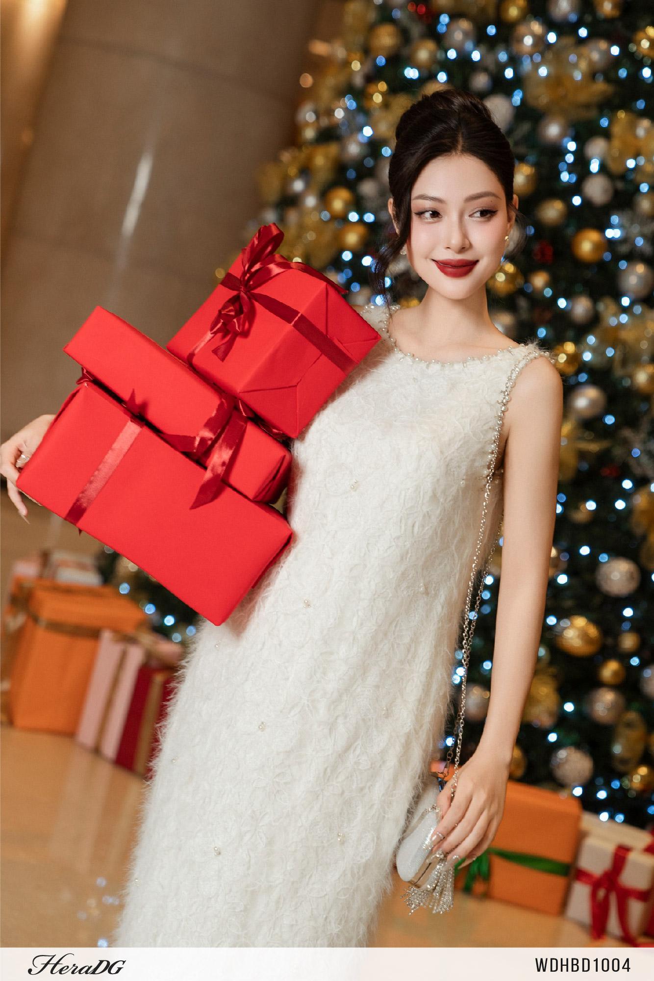 Đầm suông cổ dáng yếm