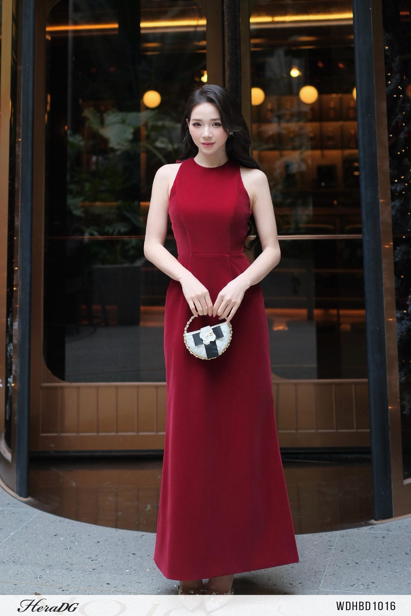 Đầm ôm dáng đuôi cá cổ yếm