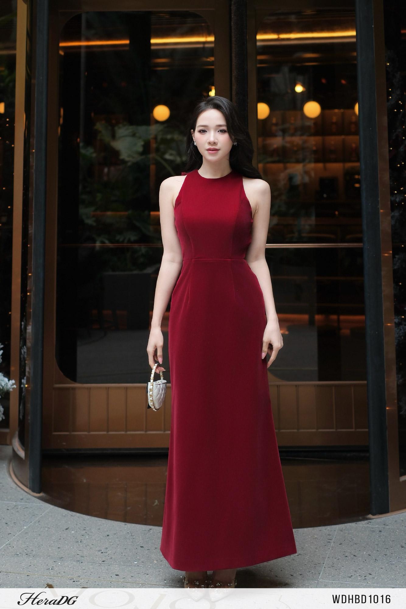 Đầm ôm dáng đuôi cá cổ yếm