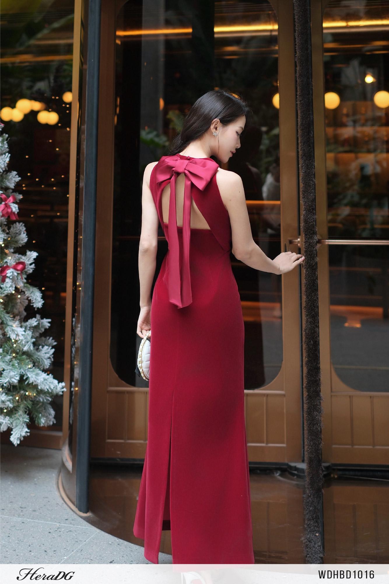 Đầm ôm dáng đuôi cá cổ yếm