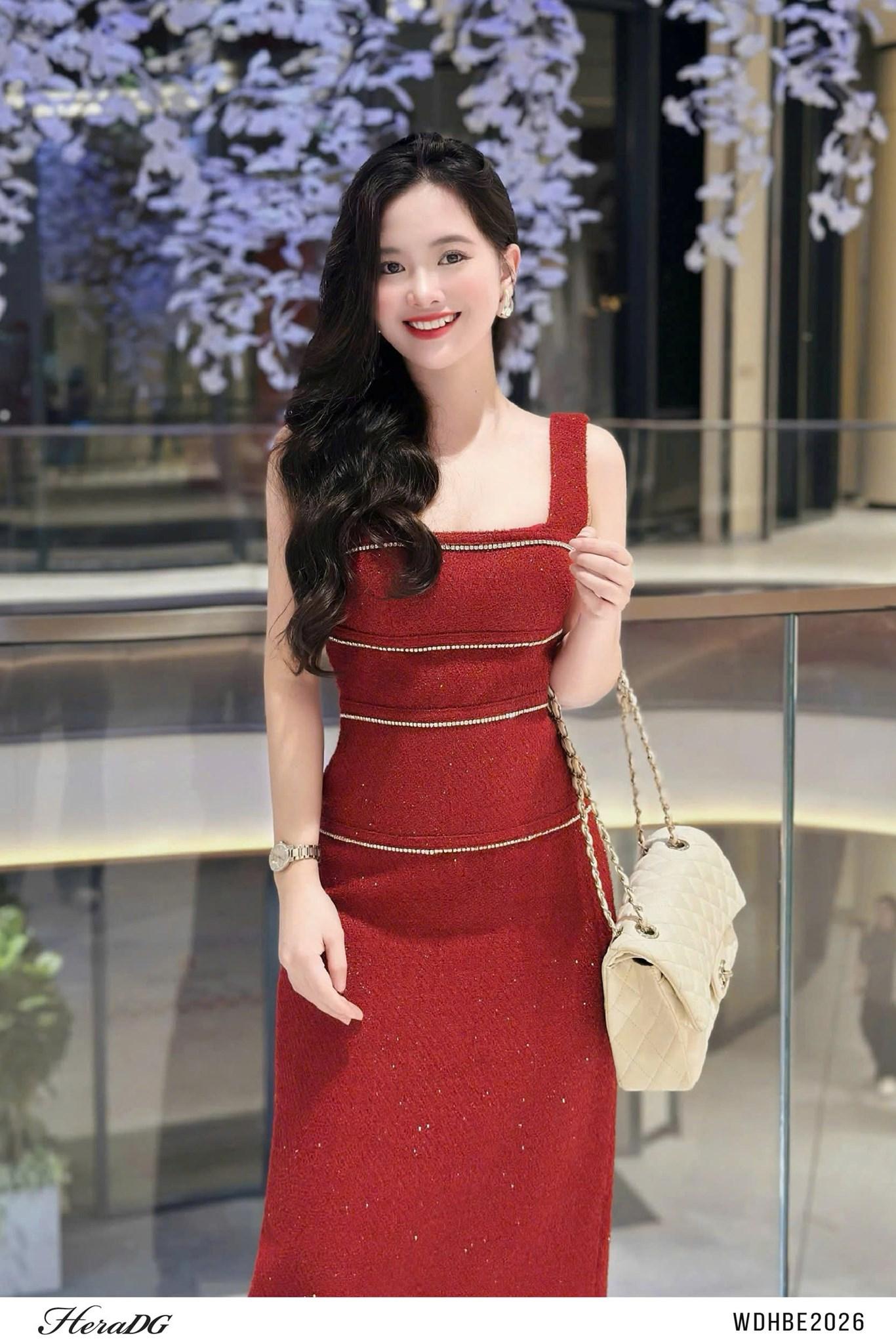 Đầm suông đính đá kèm khăn