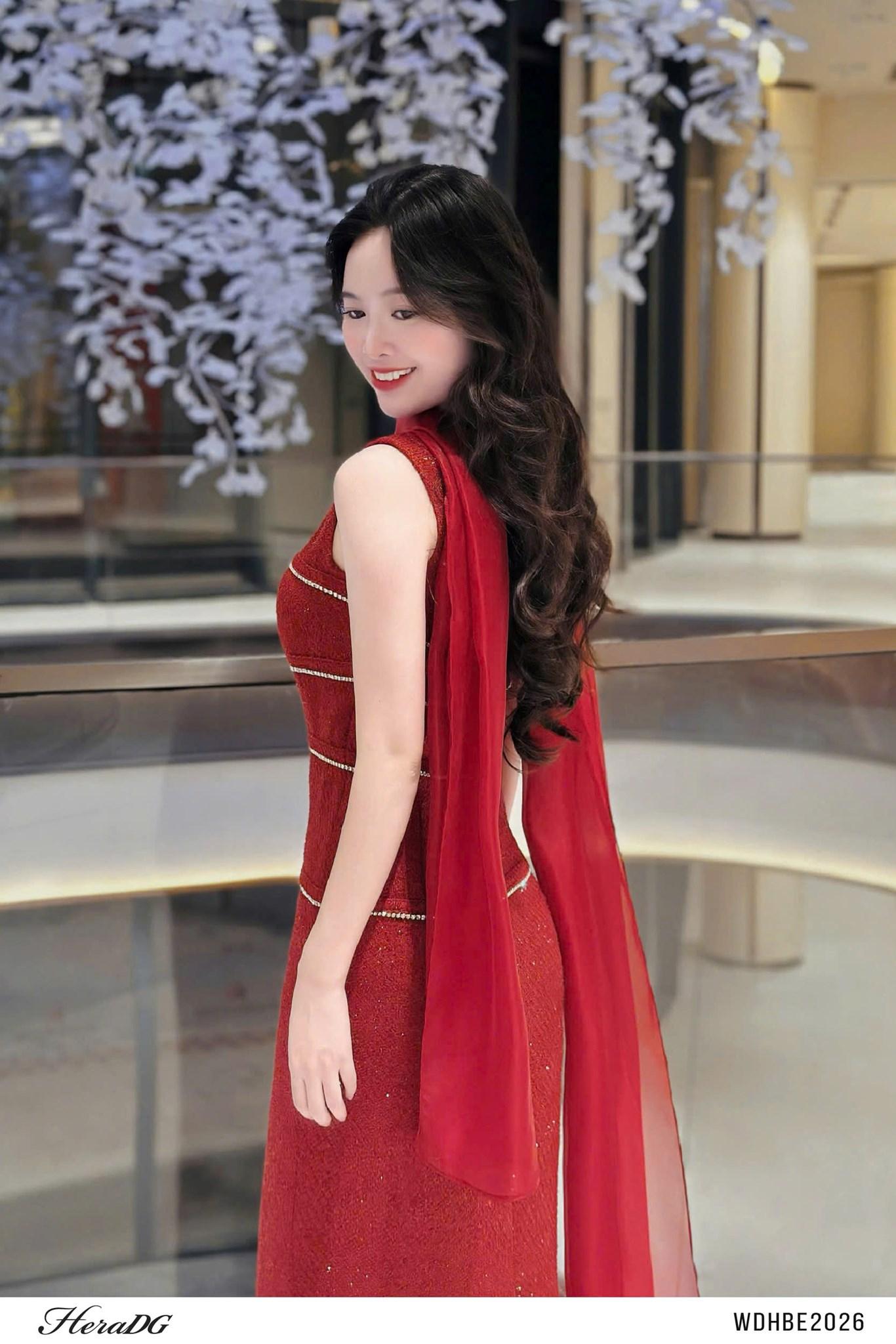 Đầm suông đính đá kèm khăn