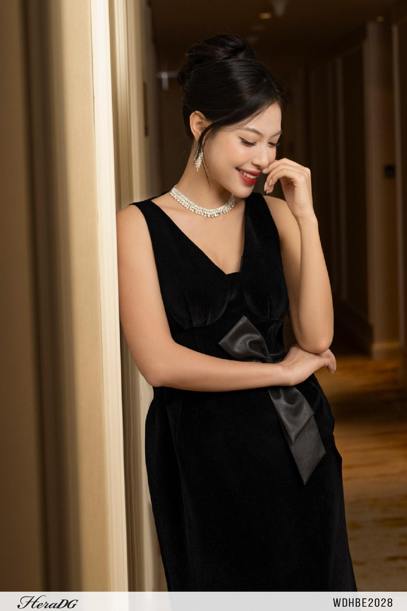 Đầm nhung cổ tim phối nơ da