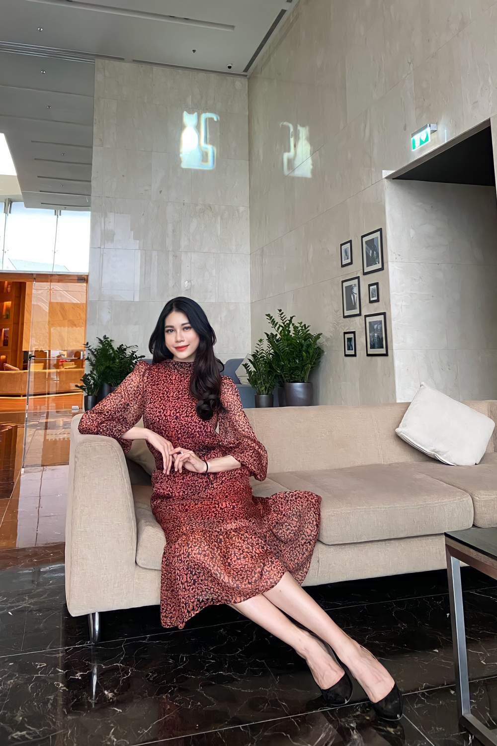 Đầm suông cổ cao