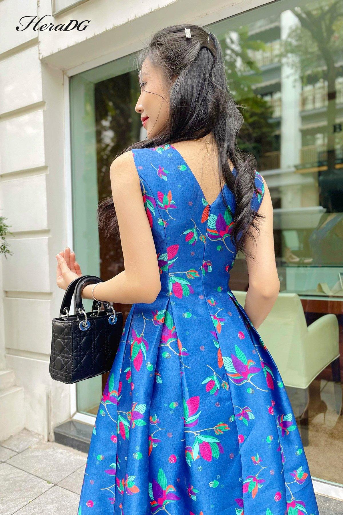 Đầm xoè cổ V