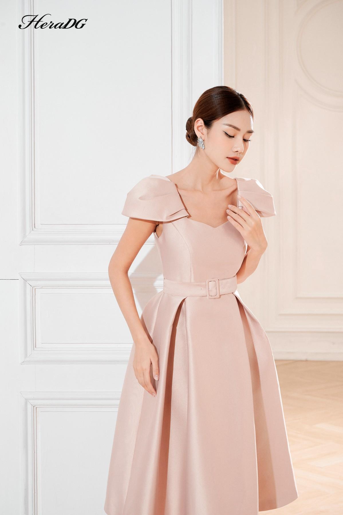 Đầm xoè xếp vai kèm đai