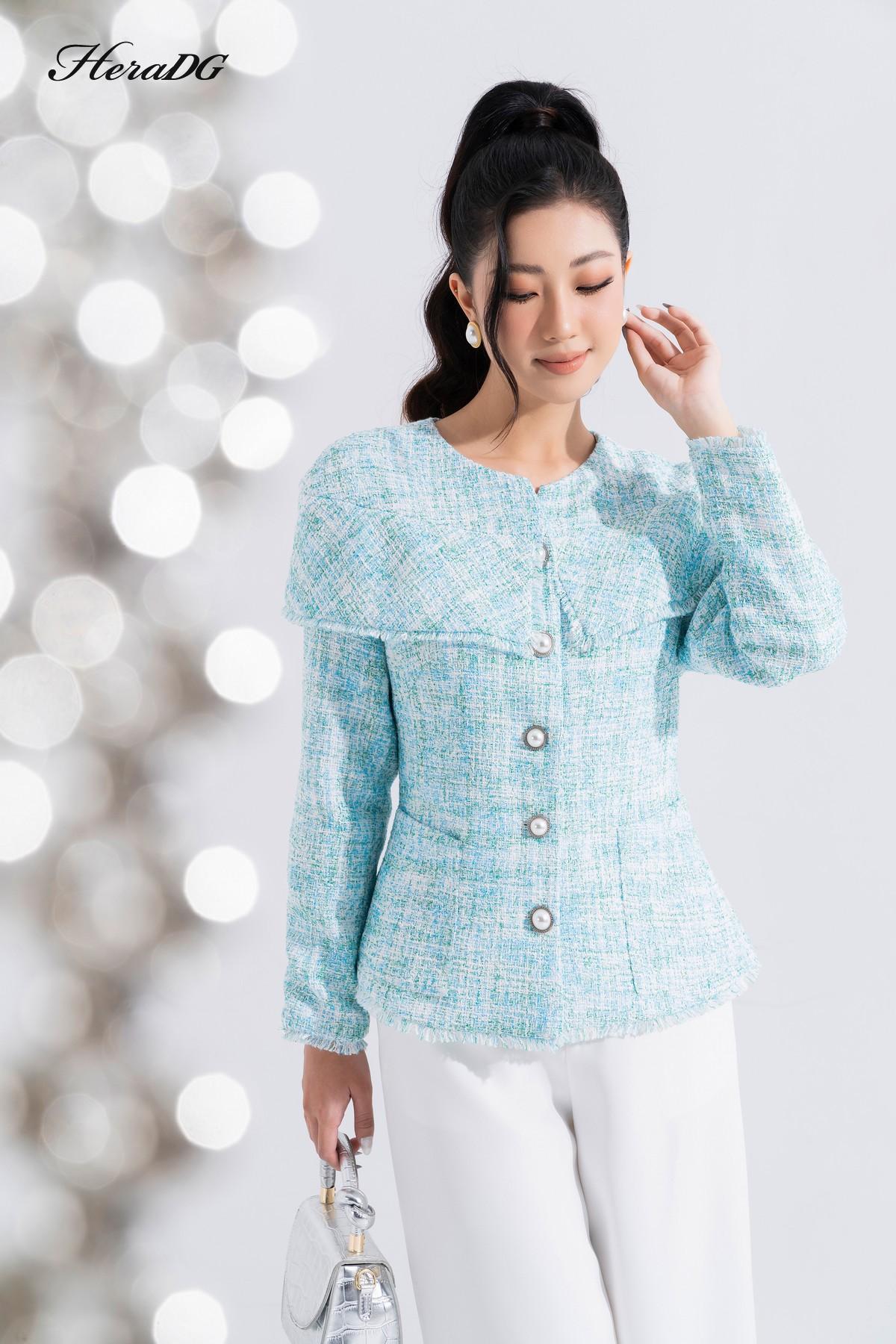 Áo khoác cổ khít phủ vai