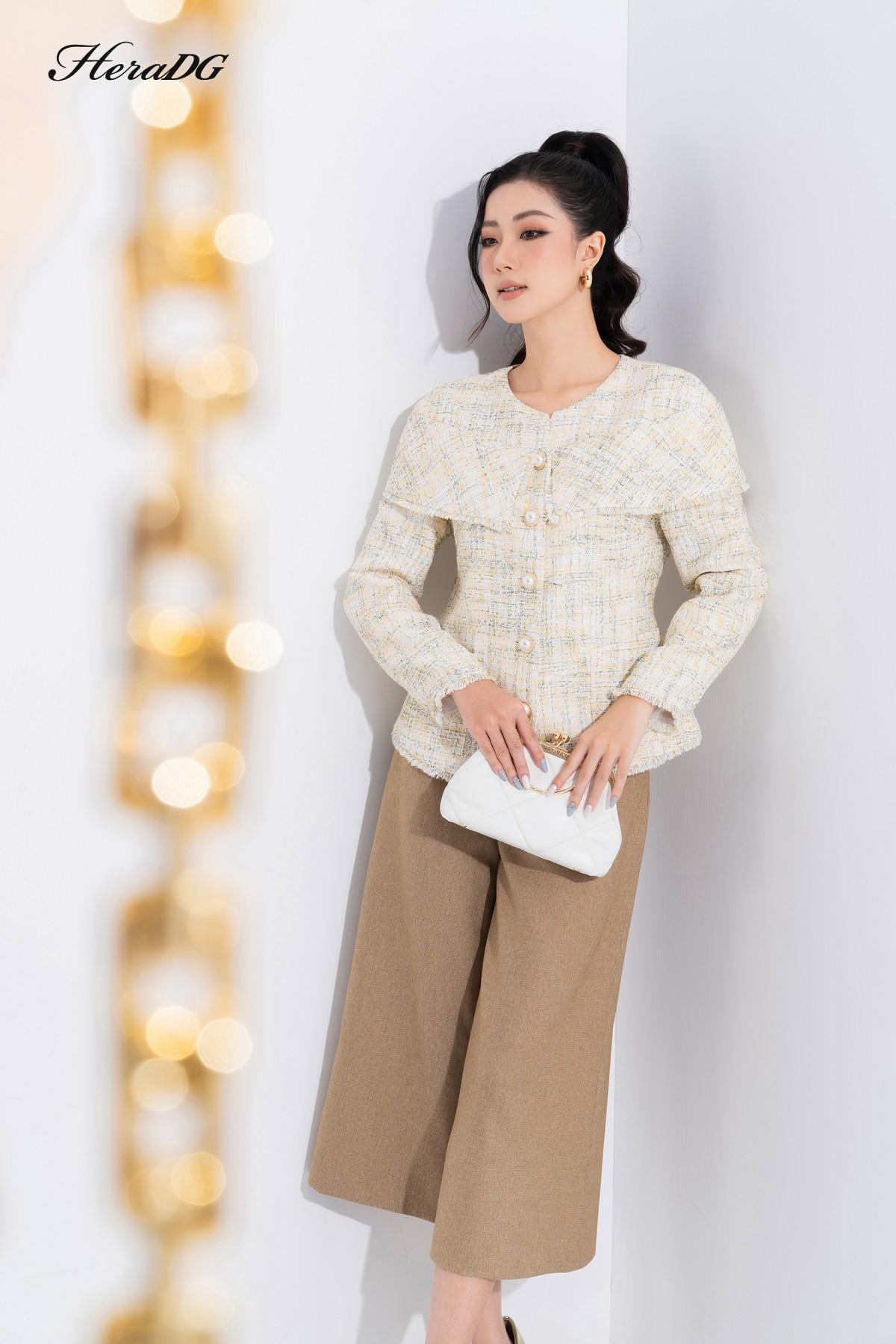 Áo khoác cổ khít phủ vai