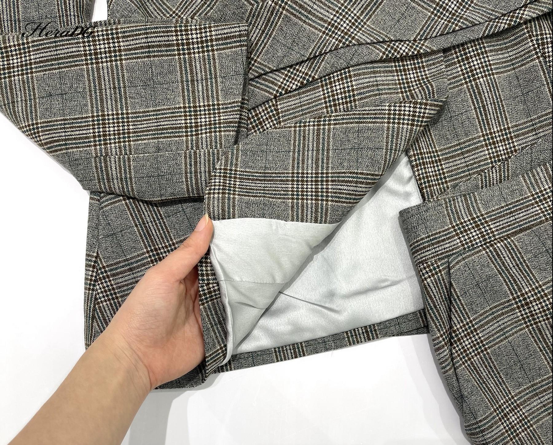 Áo vest kẻ dáng ôm
